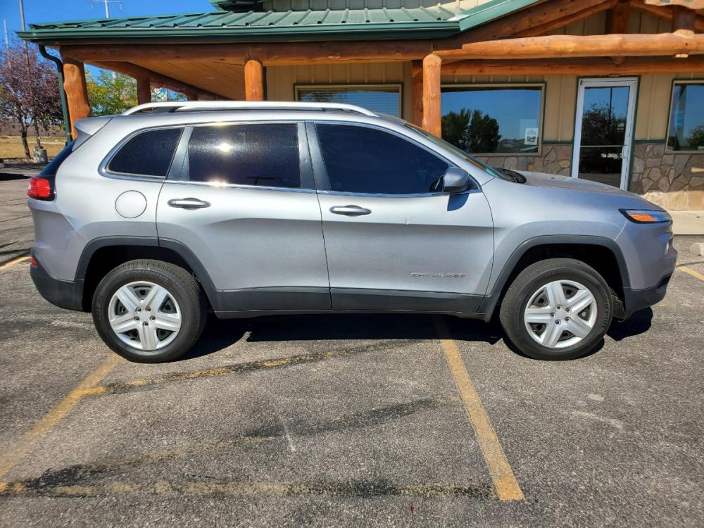 2014 Silver Jeep Cherokee Latitude (1C4PJMCSXEW) with an 3.2L V6 24 Valve VVT engine, 9-Speed Automatic transmission, located at 1600 E Hwy 44, Rapid City, SD, 57703, (605) 716-7878, 44.070232, -103.171410 - Photo #4
