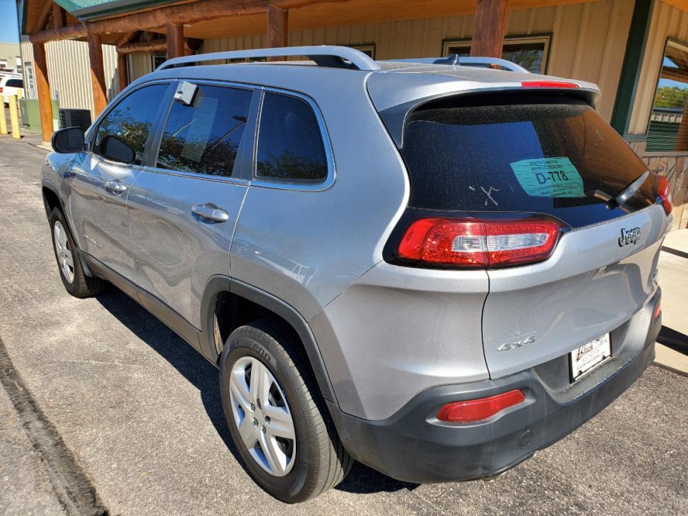 2014 Silver Jeep Cherokee Latitude (1C4PJMCSXEW) with an 3.2L V6 24 Valve VVT engine, 9-Speed Automatic transmission, located at 1600 E Hwy 44, Rapid City, SD, 57703, (605) 716-7878, 44.070232, -103.171410 - Photo #5
