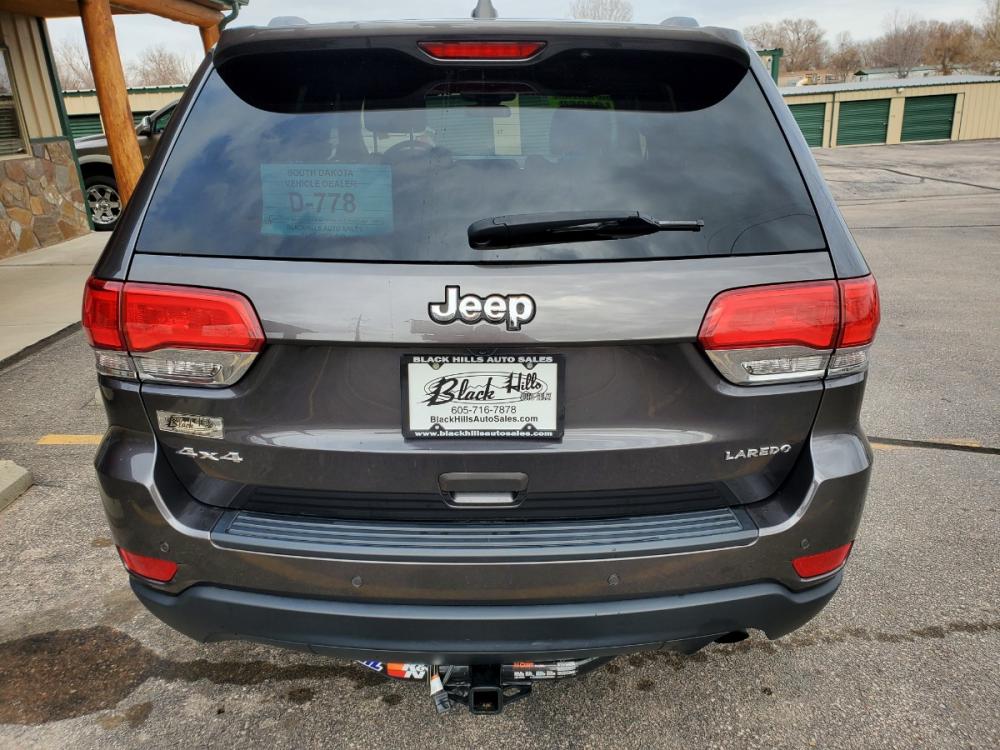 2018 Gray /Black Jeep Grand Cherokee Laredo (1C4RJFAG7JC) with an 3.6L V-6 VVT engine, 8-Speed Automatic transmission, located at 1600 E Hwy 44, Rapid City, SD, 57703, (605) 716-7878, 44.070232, -103.171410 - Photo #6