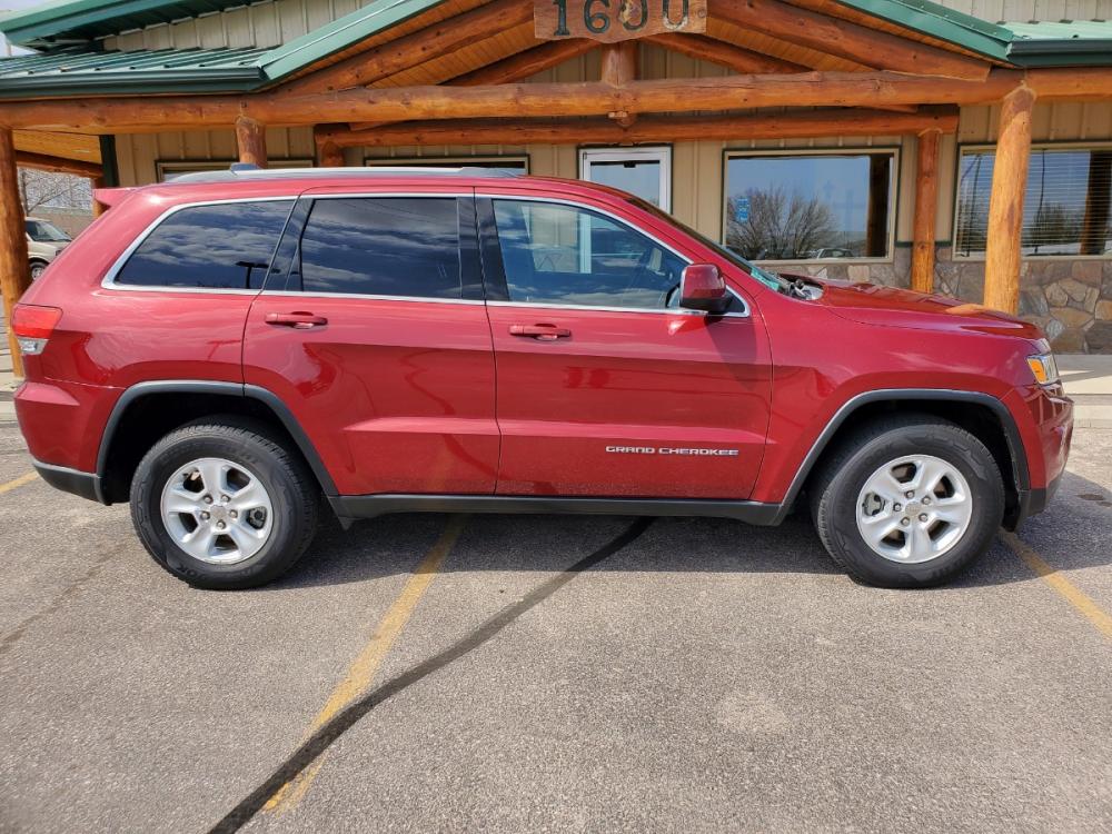 2015 Red /Black Jeep Grand Cherokee Laredo (1C4RJFAG7FC) with an 3.6L V6 24Valve Variable Valve Timing engine, 8_Speed Automatic transmission, located at 1600 E Hwy 44, Rapid City, SD, 57703, (605) 716-7878, 44.070232, -103.171410 - Photo #4