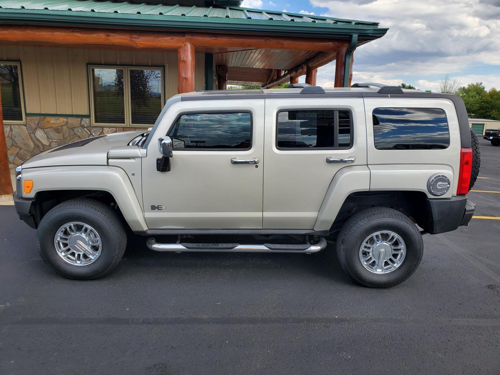2007 Tan Hummer H3 (5GTDN13E778) with an 3.7L DOHC 5-CYLINDER MFI engine, 4-Speed Automatic, Electronically Controlled With Overdrive transmission, located at 1600 E Hwy 44, Rapid City, SD, 57703, (605) 716-7878, 44.070232, -103.171410 - Photo #3