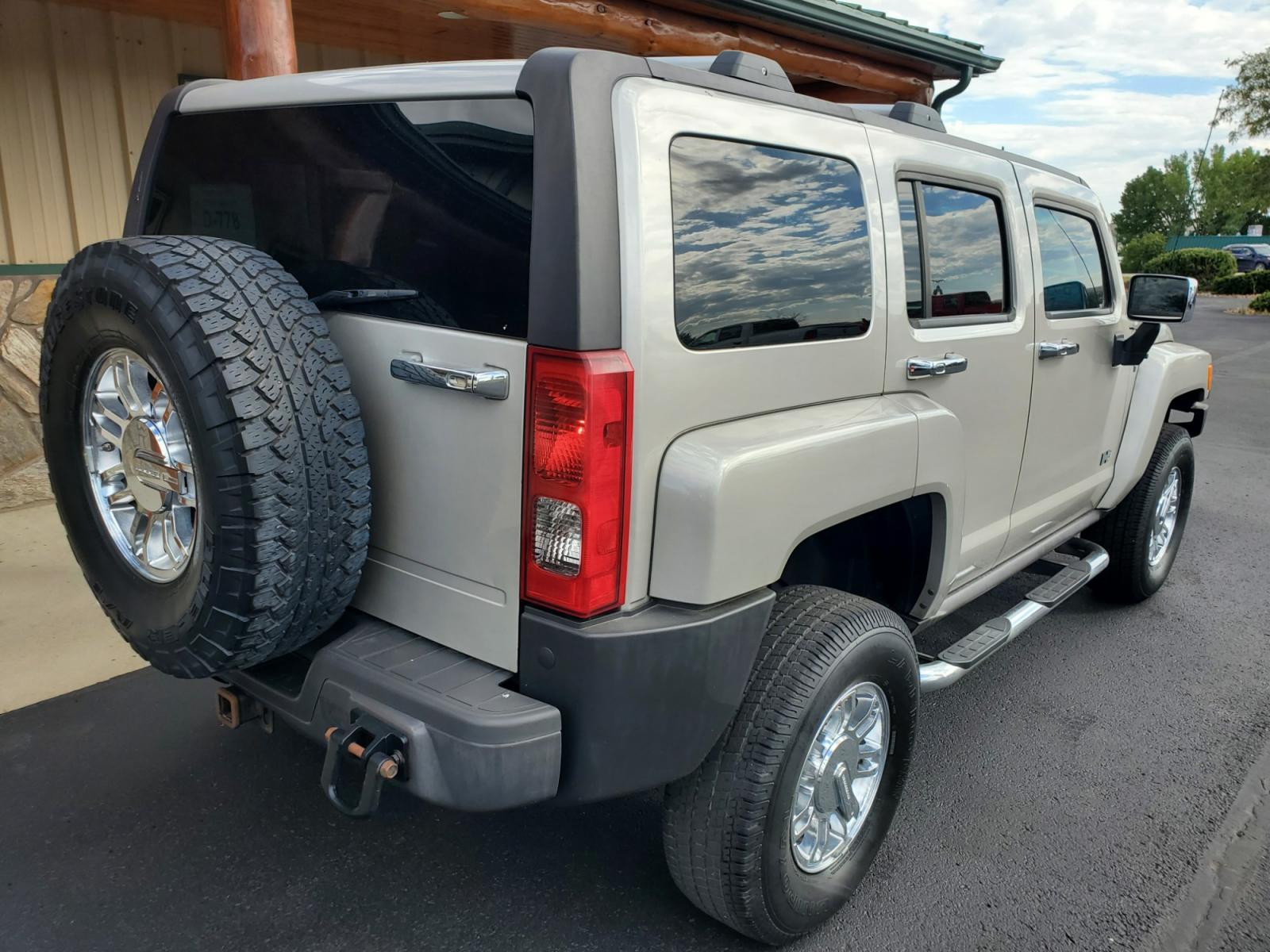 2007 Tan Hummer H3 (5GTDN13E778) with an 3.7L DOHC 5-CYLINDER MFI engine, 4-Speed Automatic, Electronically Controlled With Overdrive transmission, located at 1600 E Hwy 44, Rapid City, SD, 57703, (605) 716-7878, 44.070232, -103.171410 - Photo #5