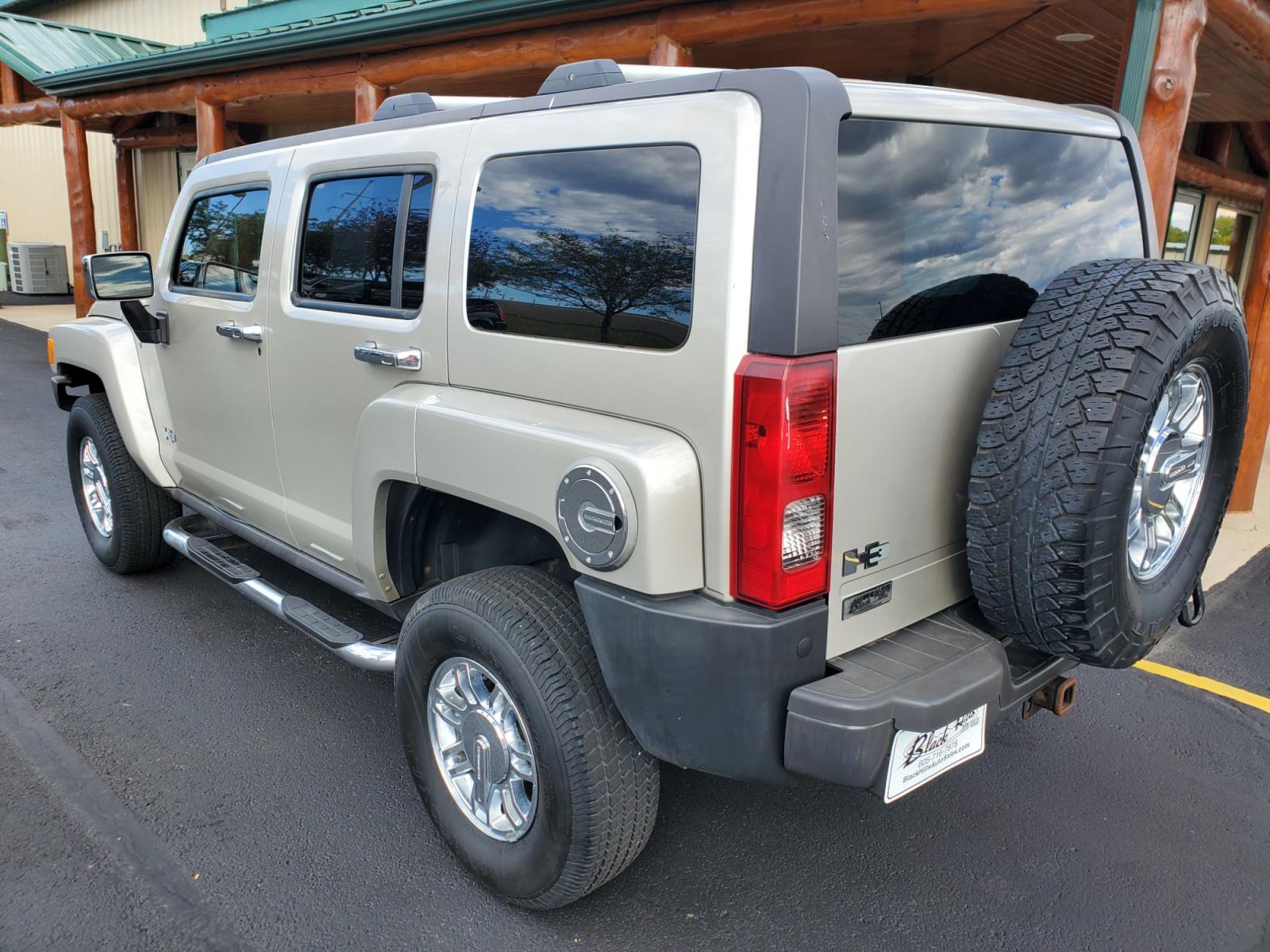 2007 Tan Hummer H3 (5GTDN13E778) with an 3.7L DOHC 5-CYLINDER MFI engine, 4-Speed Automatic, Electronically Controlled With Overdrive transmission, located at 1600 E Hwy 44, Rapid City, SD, 57703, (605) 716-7878, 44.070232, -103.171410 - Photo #7