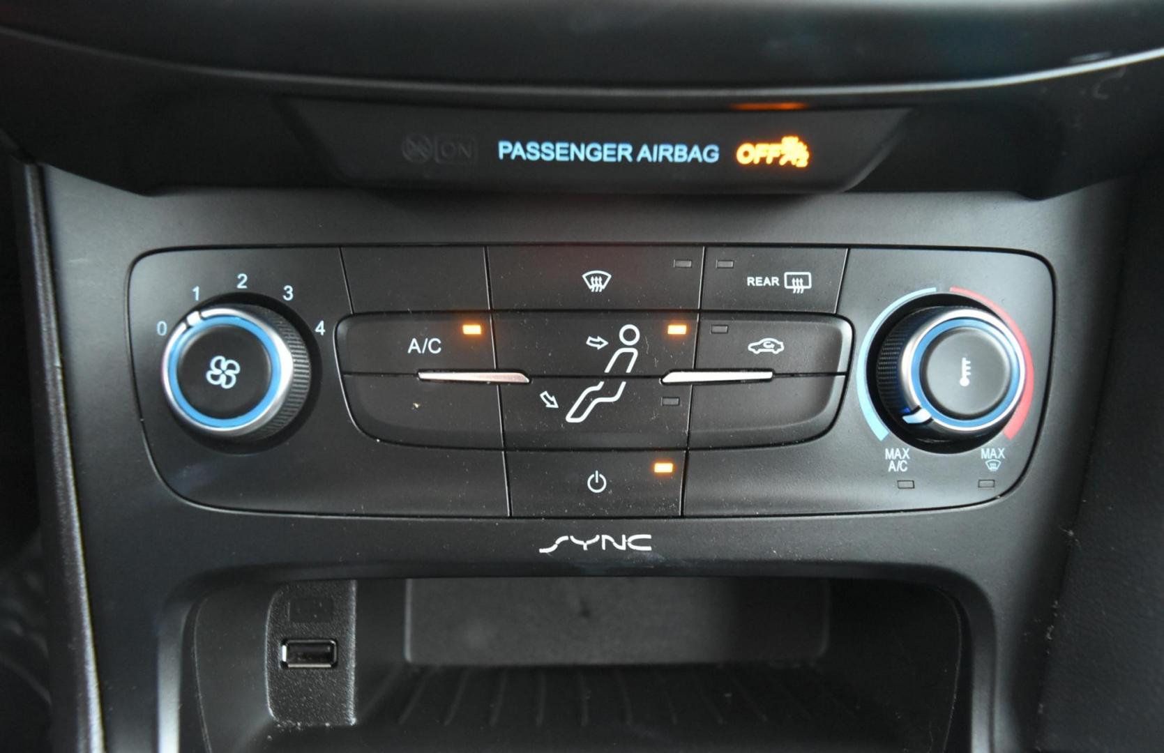 2016 Silver Ford Focus SE (1FADP3F21GL) with an 2.0L I-4 GDI TI-VCT engine, 6-Speed Powershift Automatic transmission, located at 1600 E Hwy 44, Rapid City, SD, 57703, (605) 716-7878, 44.070232, -103.171410 - Photo#20