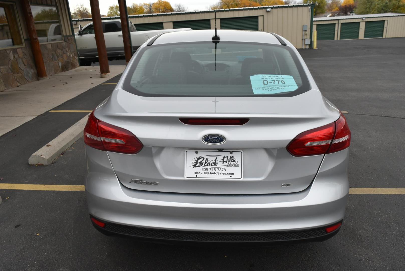2016 Silver Ford Focus SE (1FADP3F21GL) with an 2.0L I-4 GDI TI-VCT engine, 6-Speed Powershift Automatic transmission, located at 1600 E Hwy 44, Rapid City, SD, 57703, (605) 716-7878, 44.070232, -103.171410 - Photo#6