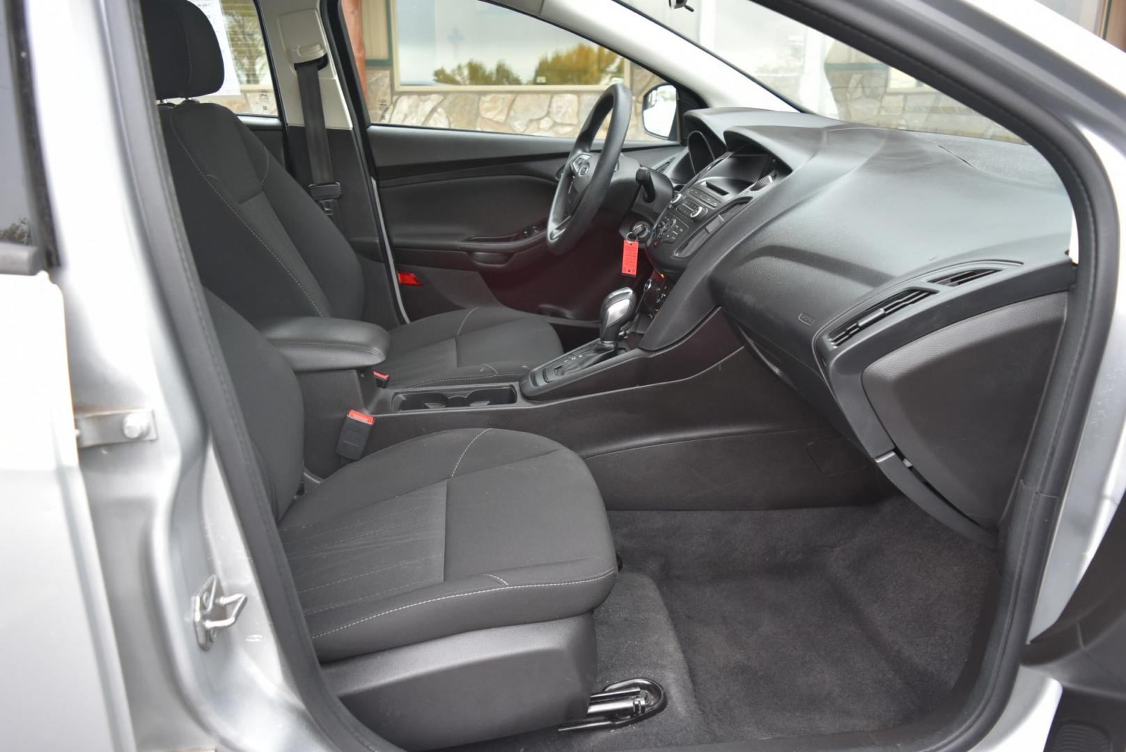 2016 Silver Ford Focus SE (1FADP3F21GL) with an 2.0L I-4 GDI TI-VCT engine, 6-Speed Powershift Automatic transmission, located at 1600 E Hwy 44, Rapid City, SD, 57703, (605) 716-7878, 44.070232, -103.171410 - Photo#9