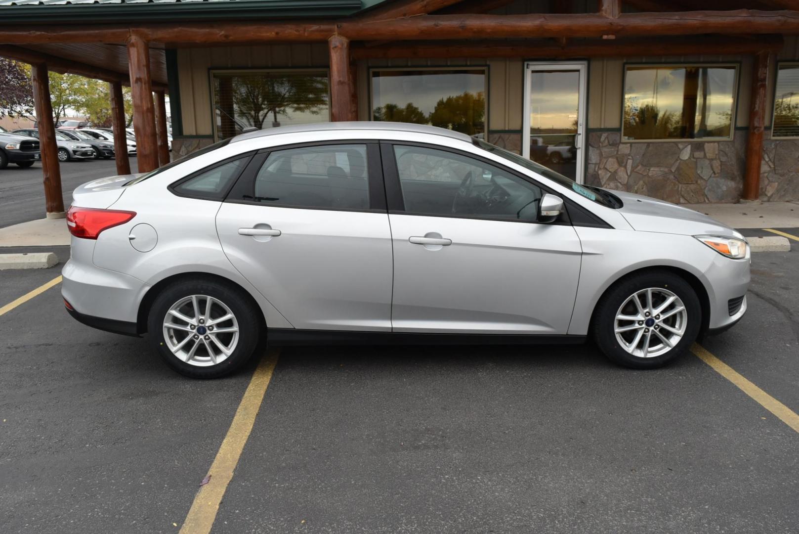 2016 Silver Ford Focus SE (1FADP3F21GL) with an 2.0L I-4 GDI TI-VCT engine, 6-Speed Powershift Automatic transmission, located at 1600 E Hwy 44, Rapid City, SD, 57703, (605) 716-7878, 44.070232, -103.171410 - Photo#4