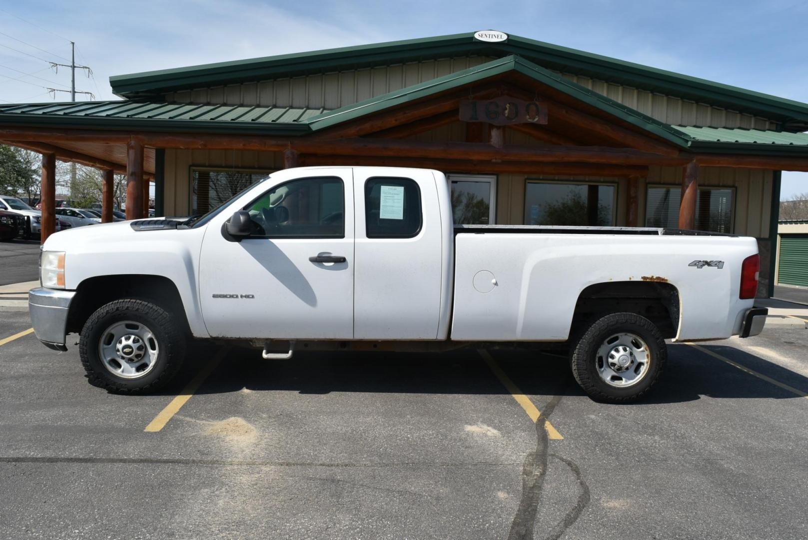 2011 White /Black Chevrolet Silverado 2500 HD Work Truck (1GC2KVCG1BZ) with an VORTEC 6.0L VARIABLE VALVE TIMING V8 SFI engine, 6-Speed Automatic, Heavy-Duty, Electronically Controlled transmission, located at 1600 E Hwy 44, Rapid City, SD, 57703, (605) 716-7878, 44.070232, -103.171410 - Photo#3