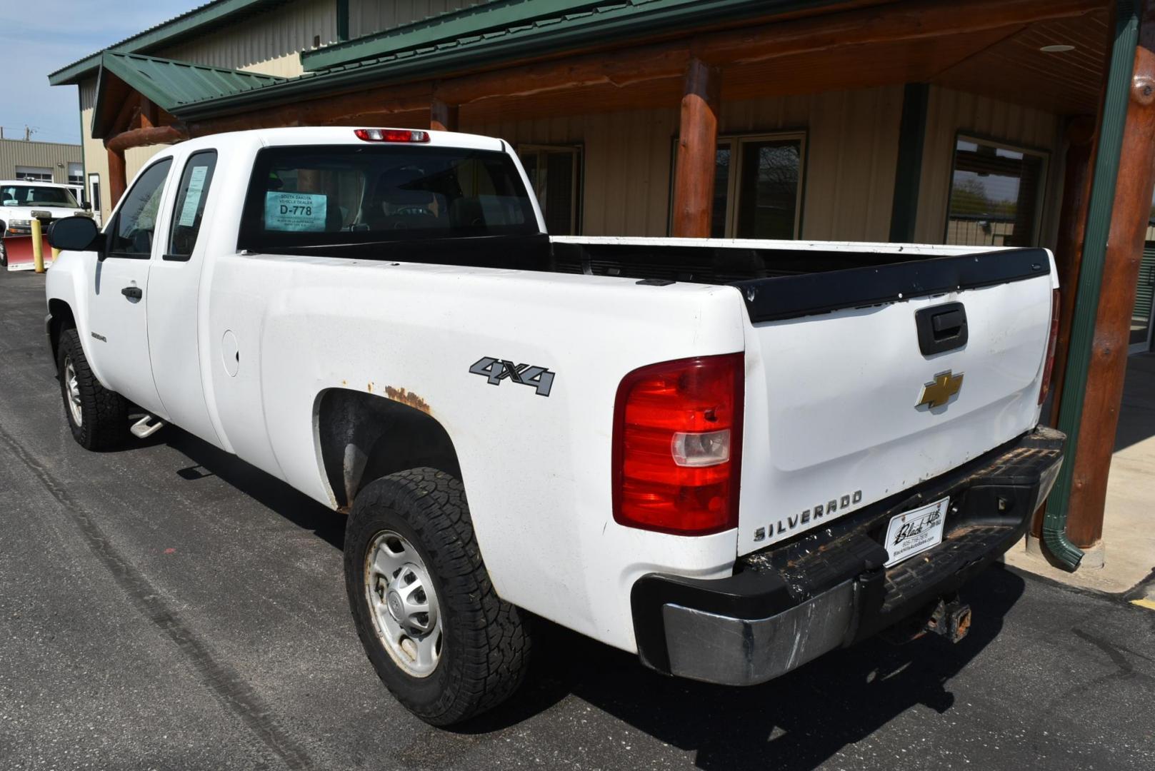 2011 White /Black Chevrolet Silverado 2500 HD Work Truck (1GC2KVCG1BZ) with an VORTEC 6.0L VARIABLE VALVE TIMING V8 SFI engine, 6-Speed Automatic, Heavy-Duty, Electronically Controlled transmission, located at 1600 E Hwy 44, Rapid City, SD, 57703, (605) 716-7878, 44.070232, -103.171410 - Photo#5