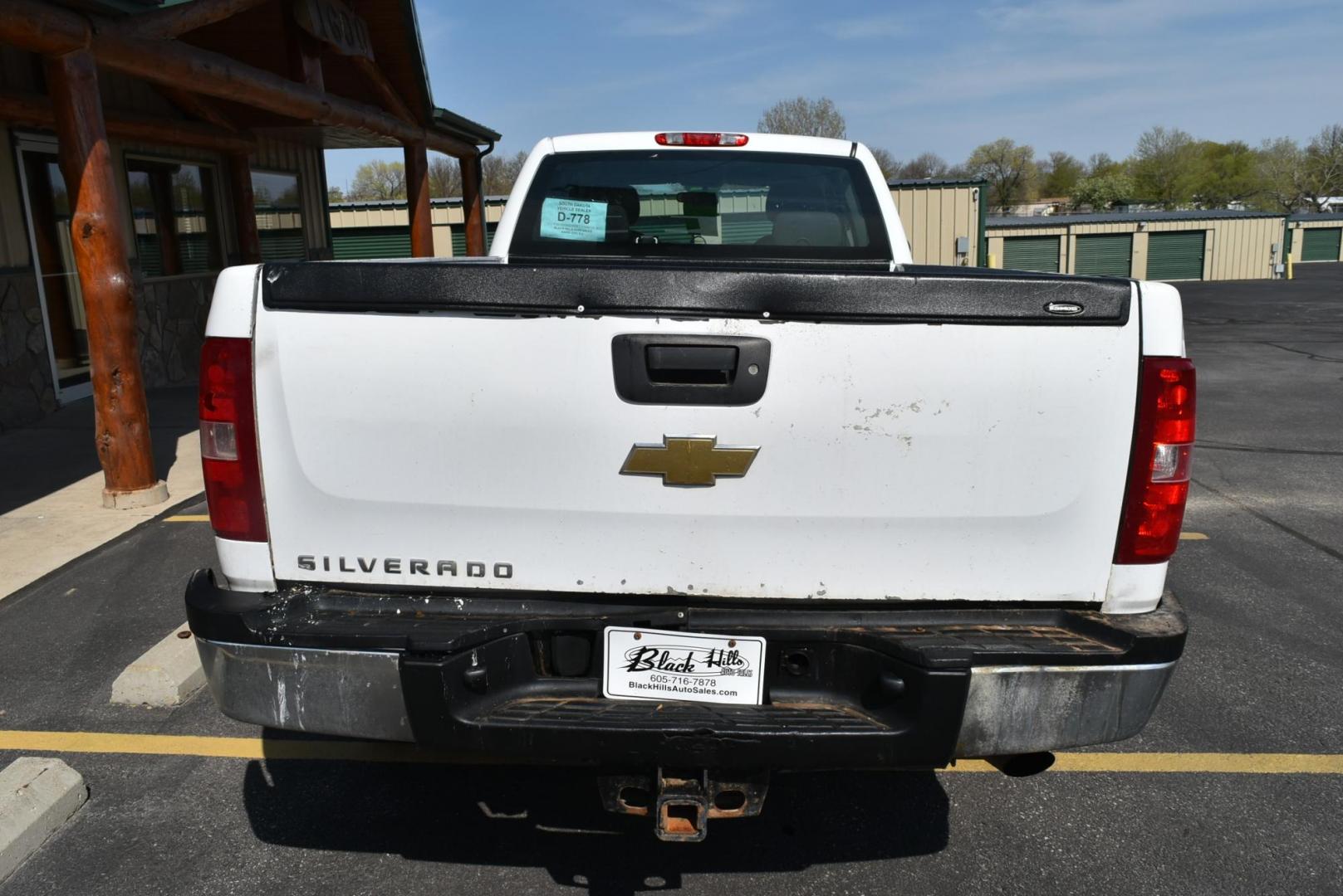 2011 White /Black Chevrolet Silverado 2500 HD Work Truck (1GC2KVCG1BZ) with an VORTEC 6.0L VARIABLE VALVE TIMING V8 SFI engine, 6-Speed Automatic, Heavy-Duty, Electronically Controlled transmission, located at 1600 E Hwy 44, Rapid City, SD, 57703, (605) 716-7878, 44.070232, -103.171410 - Photo#6