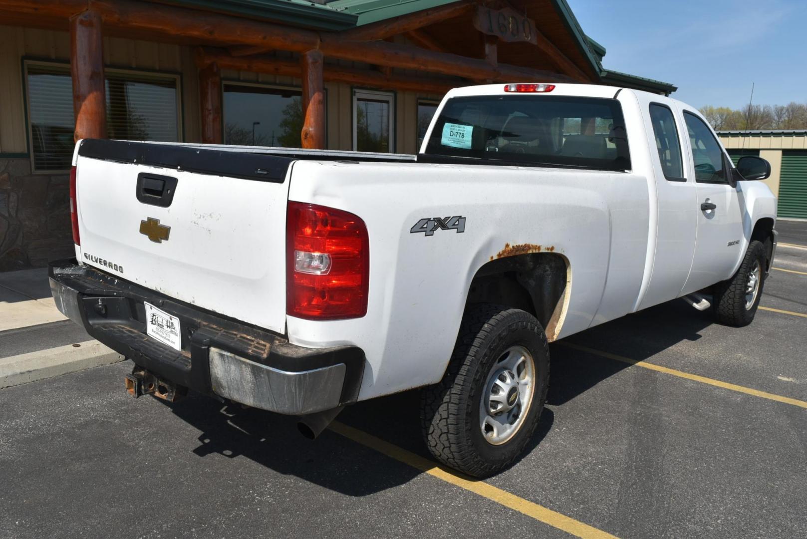 2011 White /Black Chevrolet Silverado 2500 HD Work Truck (1GC2KVCG1BZ) with an VORTEC 6.0L VARIABLE VALVE TIMING V8 SFI engine, 6-Speed Automatic, Heavy-Duty, Electronically Controlled transmission, located at 1600 E Hwy 44, Rapid City, SD, 57703, (605) 716-7878, 44.070232, -103.171410 - Photo#7