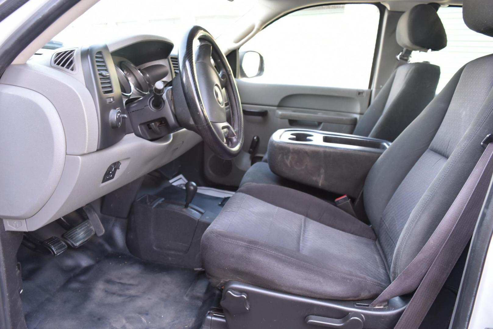 2011 White /Black Chevrolet Silverado 2500 HD Work Truck (1GC2KVCG1BZ) with an VORTEC 6.0L VARIABLE VALVE TIMING V8 SFI engine, 6-Speed Automatic, Heavy-Duty, Electronically Controlled transmission, located at 1600 E Hwy 44, Rapid City, SD, 57703, (605) 716-7878, 44.070232, -103.171410 - Photo#8