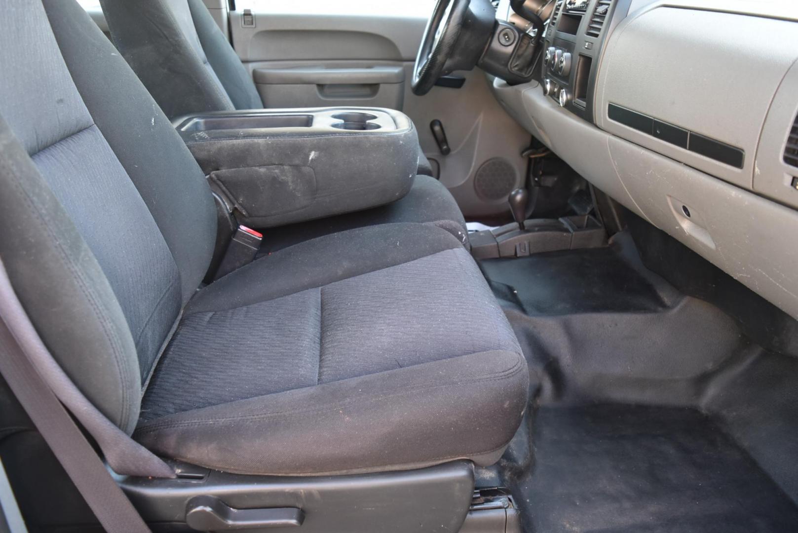 2011 White /Black Chevrolet Silverado 2500 HD Work Truck (1GC2KVCG1BZ) with an VORTEC 6.0L VARIABLE VALVE TIMING V8 SFI engine, 6-Speed Automatic, Heavy-Duty, Electronically Controlled transmission, located at 1600 E Hwy 44, Rapid City, SD, 57703, (605) 716-7878, 44.070232, -103.171410 - Photo#9