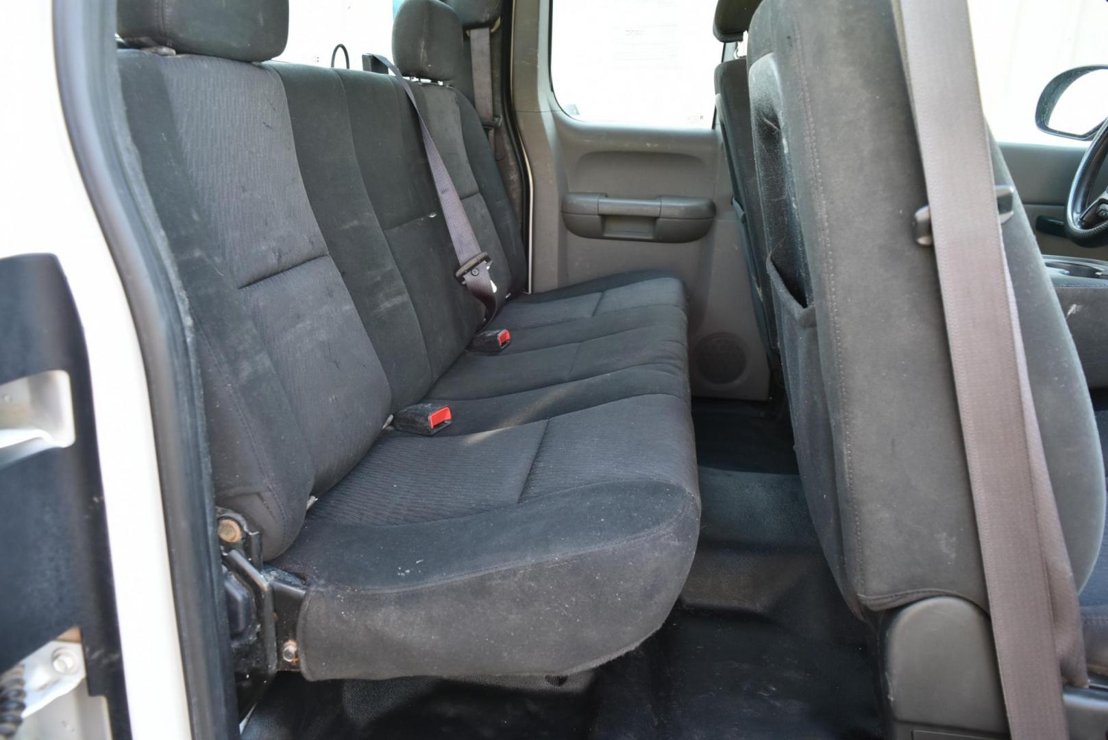 2011 White /Black Chevrolet Silverado 2500 HD Work Truck (1GC2KVCG1BZ) with an VORTEC 6.0L VARIABLE VALVE TIMING V8 SFI engine, 6-Speed Automatic, Heavy-Duty, Electronically Controlled transmission, located at 1600 E Hwy 44, Rapid City, SD, 57703, (605) 716-7878, 44.070232, -103.171410 - Photo#10