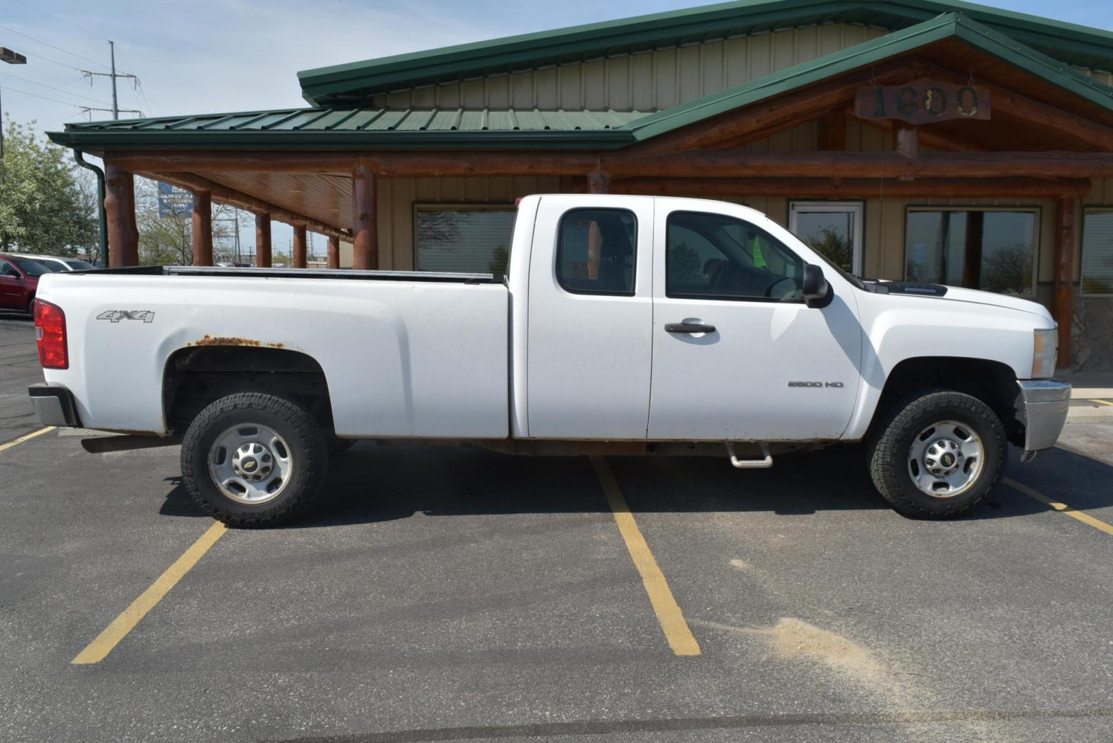 2011 White /Black Chevrolet Silverado 2500 HD Work Truck (1GC2KVCG1BZ) with an VORTEC 6.0L VARIABLE VALVE TIMING V8 SFI engine, 6-Speed Automatic, Heavy-Duty, Electronically Controlled transmission, located at 1600 E Hwy 44, Rapid City, SD, 57703, (605) 716-7878, 44.070232, -103.171410 - Photo#4