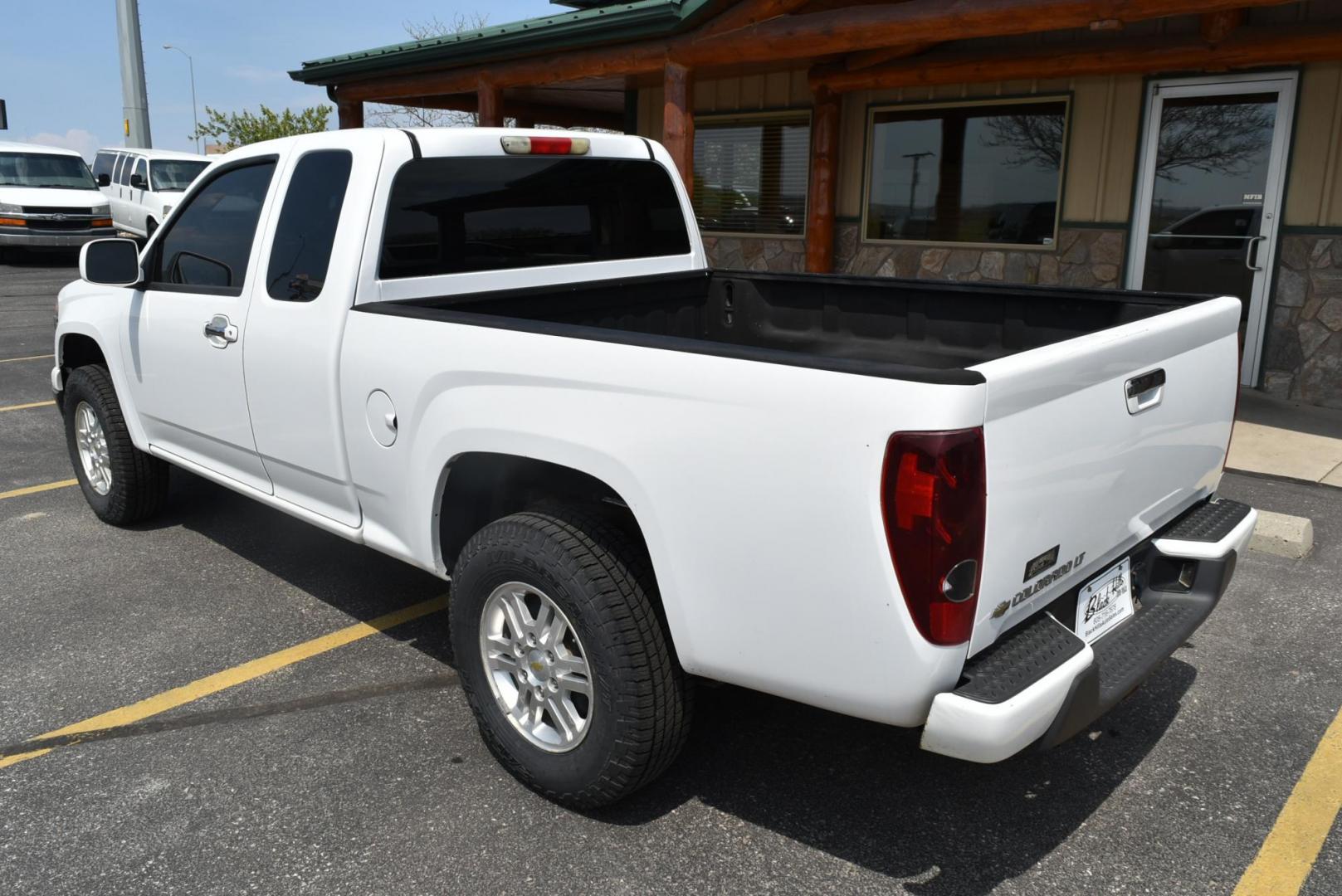 2011 White /Black Chevrolet Coloarado LT (1GCJTCFE4B8) with an 3.7L DOHC 5-CYLINDER SFI engine, 4-Speed Automatic, Electronically Controlled With Overdrive transmission, located at 1600 E Hwy 44, Rapid City, SD, 57703, (605) 716-7878, 44.070232, -103.171410 - Photo#5