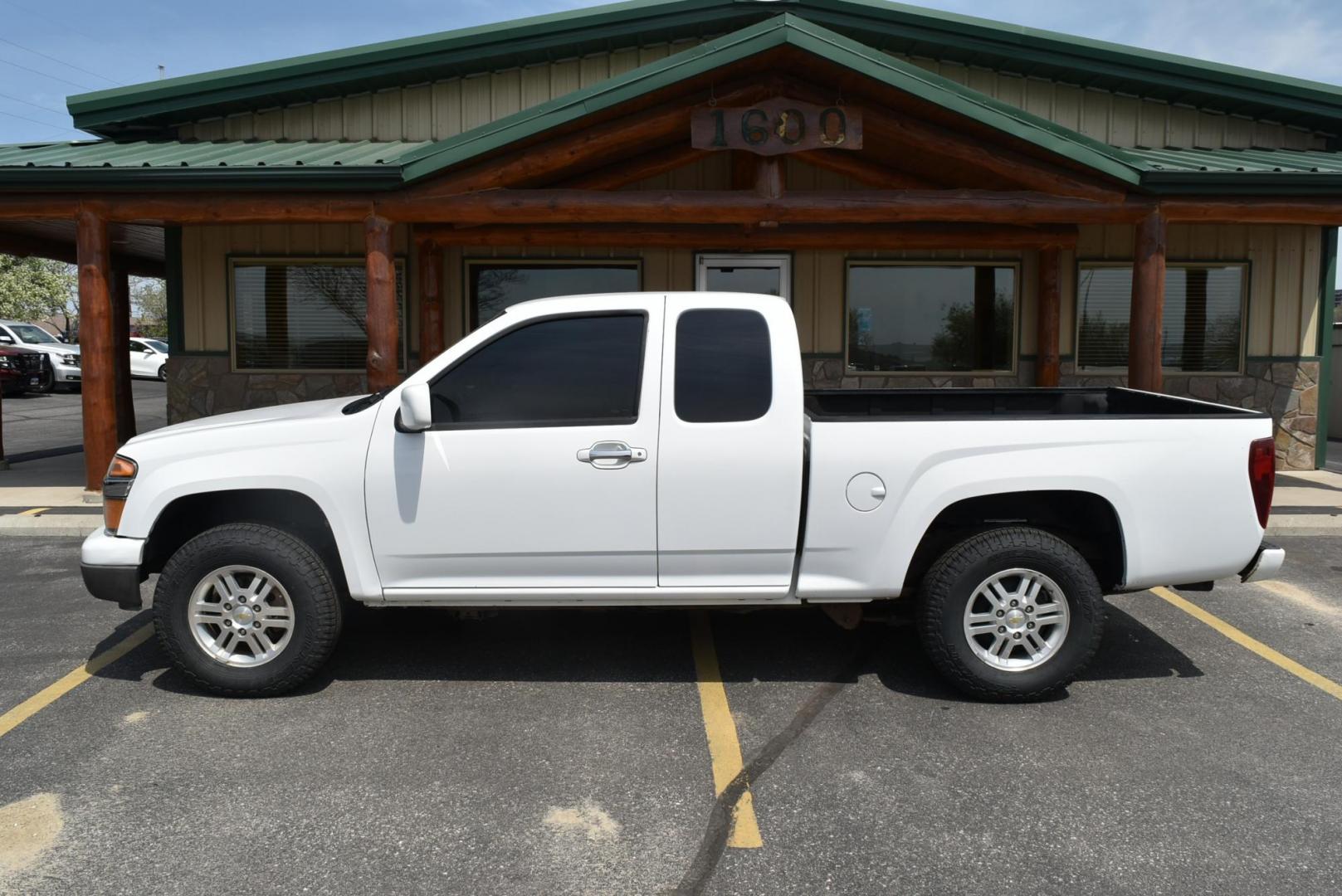 2011 White /Black Chevrolet Coloarado LT (1GCJTCFE4B8) with an 3.7L DOHC 5-CYLINDER SFI engine, 4-Speed Automatic, Electronically Controlled With Overdrive transmission, located at 1600 E Hwy 44, Rapid City, SD, 57703, (605) 716-7878, 44.070232, -103.171410 - Photo#3