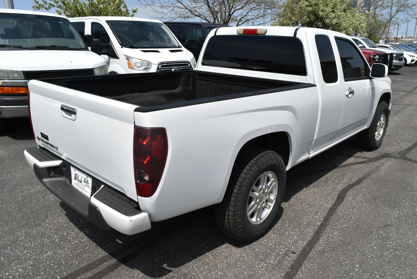 2011 White /Black Chevrolet Coloarado LT (1GCJTCFE4B8) with an 3.7L DOHC 5-CYLINDER SFI engine, 4-Speed Automatic, Electronically Controlled With Overdrive transmission, located at 1600 E Hwy 44, Rapid City, SD, 57703, (605) 716-7878, 44.070232, -103.171410 - Photo#7