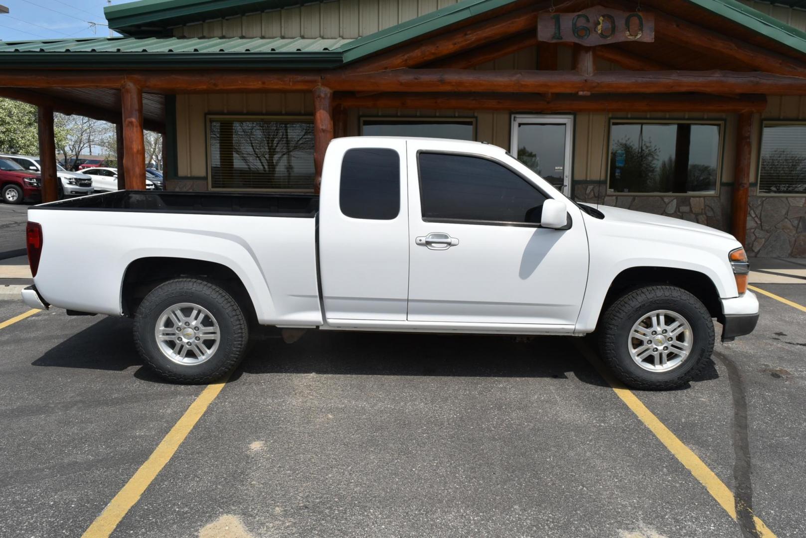 2011 White /Black Chevrolet Coloarado LT (1GCJTCFE4B8) with an 3.7L DOHC 5-CYLINDER SFI engine, 4-Speed Automatic, Electronically Controlled With Overdrive transmission, located at 1600 E Hwy 44, Rapid City, SD, 57703, (605) 716-7878, 44.070232, -103.171410 - Photo#4