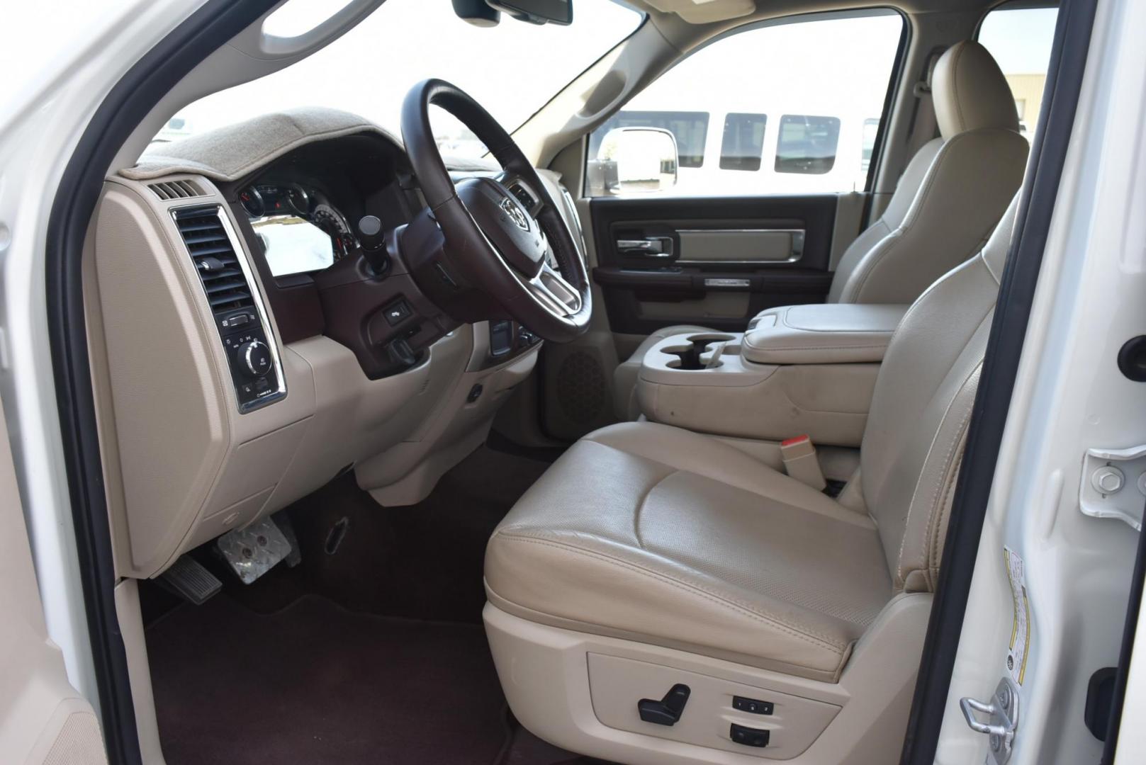 2016 White /Lt Brown Ram 2500 Laramie (3C6UR5FL2GG) with an 6.7L I6 CUMMINS TURBO DIESEL engine, 6-Speed Automatic transmission, located at 1600 E Hwy 44, Rapid City, SD, 57703, (605) 716-7878, 44.070232, -103.171410 - Photo#8