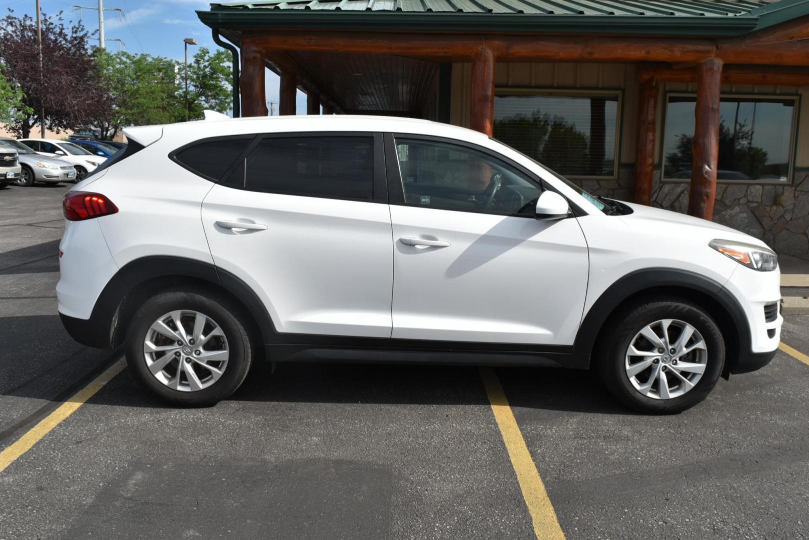 2019 White Hyundai Tucson SE (KM8J2CA4XKU) with an 2.0 L Regular Unleaded I-4 engine, 6 -Speed Automatic w/OD transmission, located at 1600 E Hwy 44, Rapid City, SD, 57703, (605) 716-7878, 44.070232, -103.171410 - Photo#5