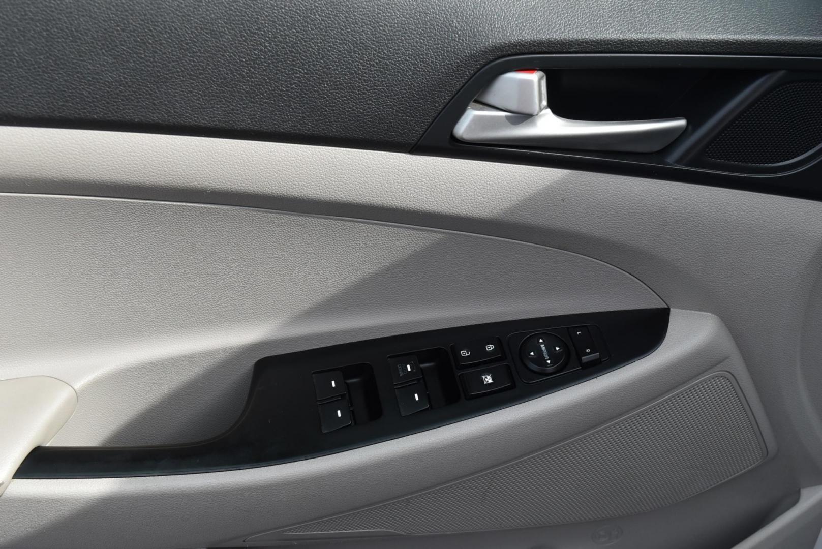 2019 White Hyundai Tucson SE (KM8J2CA4XKU) with an 2.0 L Regular Unleaded I-4 engine, 6 -Speed Automatic w/OD transmission, located at 1600 E Hwy 44, Rapid City, SD, 57703, (605) 716-7878, 44.070232, -103.171410 - Photo#14