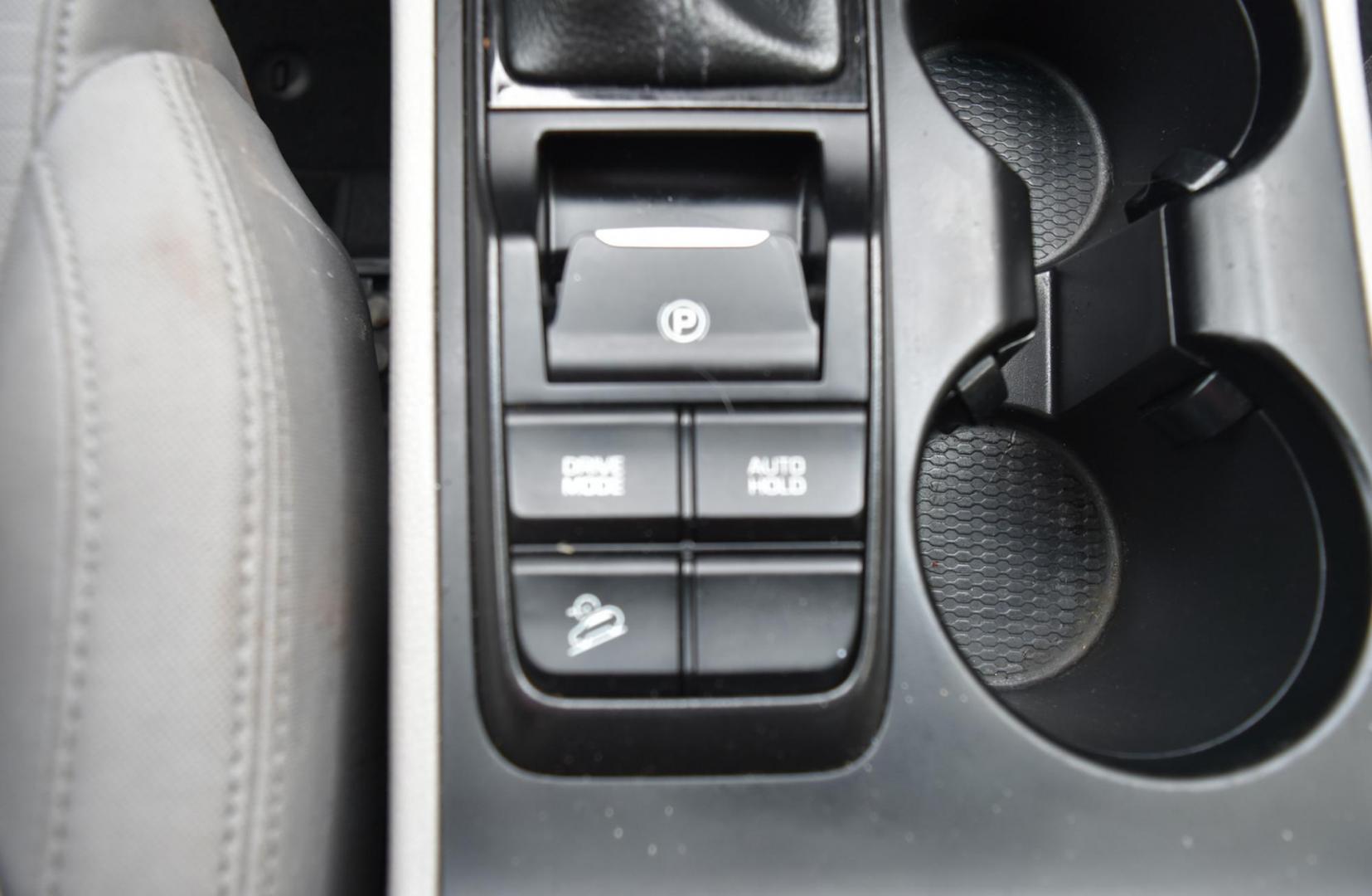 2019 White Hyundai Tucson SE (KM8J2CA4XKU) with an 2.0 L Regular Unleaded I-4 engine, 6 -Speed Automatic w/OD transmission, located at 1600 E Hwy 44, Rapid City, SD, 57703, (605) 716-7878, 44.070232, -103.171410 - Photo#24