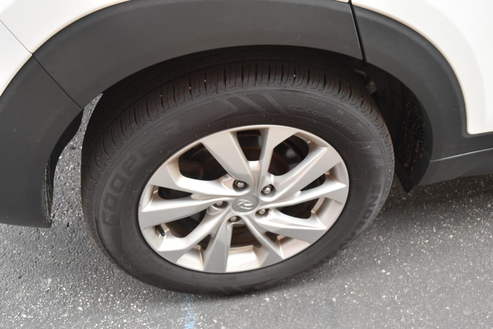 2019 White Hyundai Tucson SE (KM8J2CA4XKU) with an 2.0 L Regular Unleaded I-4 engine, 6 -Speed Automatic w/OD transmission, located at 1600 E Hwy 44, Rapid City, SD, 57703, (605) 716-7878, 44.070232, -103.171410 - Photo#26