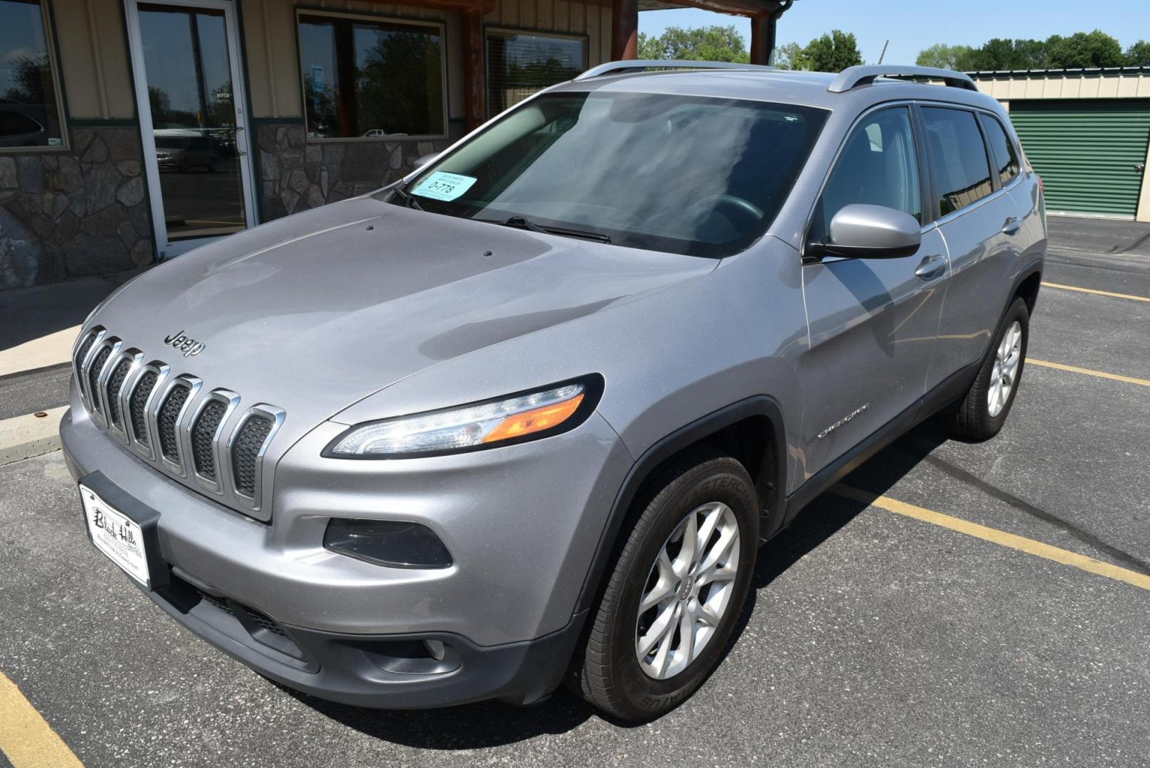 2018 Silver /Black Jeep Cherokee Latitude 4WD (1C4PJMCB6JD) with an 2.4L L4 DOHC 16V engine, 9A transmission, located at 1600 E Hwy 44, Rapid City, SD, 57703, (605) 716-7878, 44.070232, -103.171410 - very nice one owner, great service, Latitude edition, - Photo#0