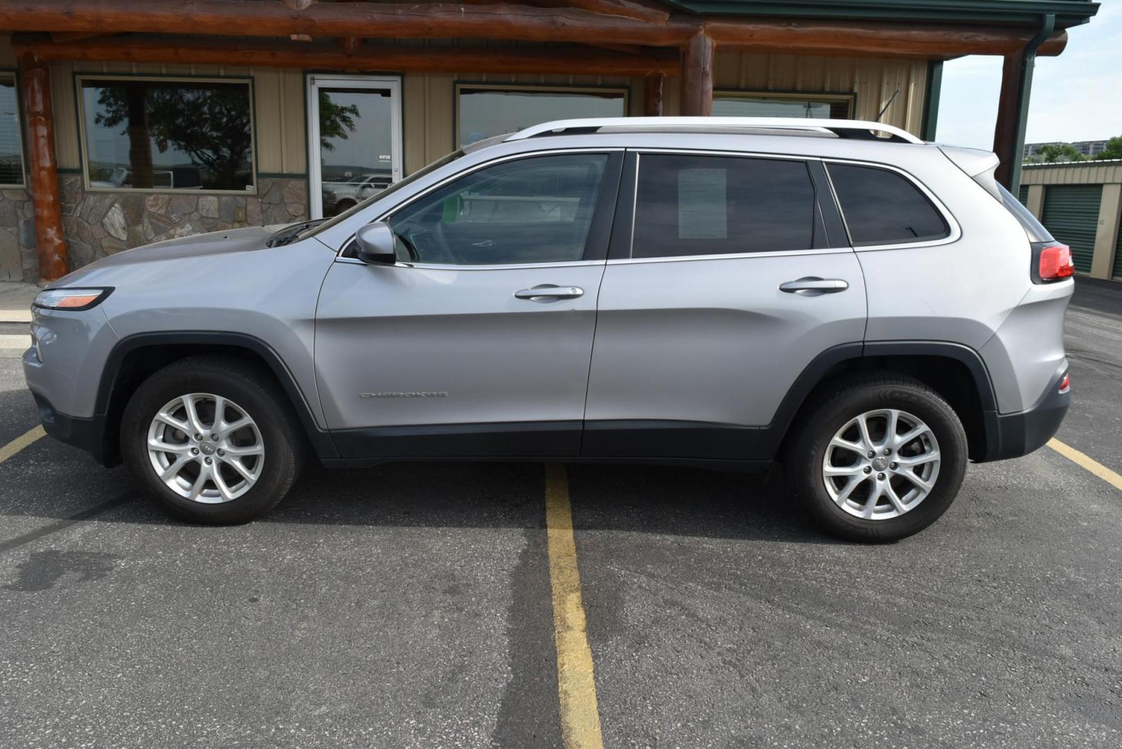 2018 Silver /Black Jeep Cherokee Latitude 4WD (1C4PJMCB6JD) with an 2.4L L4 DOHC 16V engine, 9-Speed Automatic transmission, located at 1600 E Hwy 44, Rapid City, SD, 57703, (605) 716-7878, 44.070232, -103.171410 - very nice one owner, great service, Latitude edition, - Photo#4