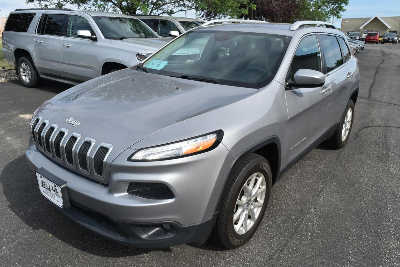 2018 Silver /Black Jeep Cherokee Latitude 4WD (1C4PJMCB6JD) with an 2.4L L4 DOHC 16V engine, 9-Speed Automatic transmission, located at 1600 E Hwy 44, Rapid City, SD, 57703, (605) 716-7878, 44.070232, -103.171410 - very nice one owner, great service, Latitude edition, - Photo#3