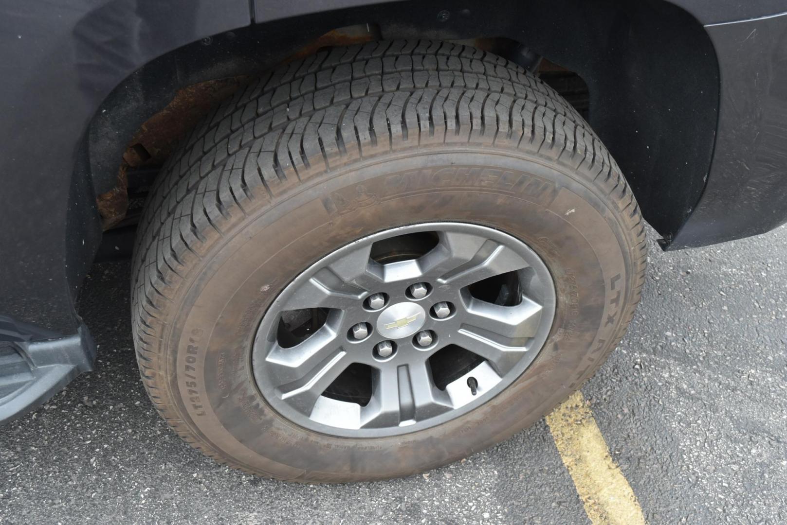 2018 Gray /Black Chevrolet Tahoe LS (1GNSKAECXJR) with an 5.3L V8 OHV 16V engine, 6-Speed Automatic transmission, located at 1600 E Hwy 44, Rapid City, SD, 57703, (605) 716-7878, 44.070232, -103.171410 - Photo#26
