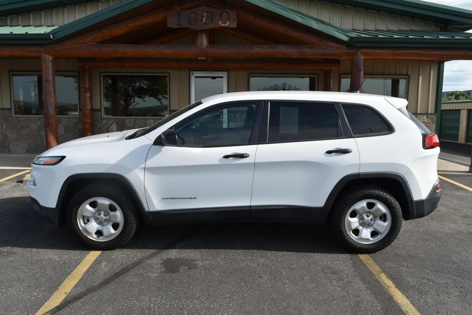 2016 White /Tan Jeep Cherokee Sport 4WD (1C4PJMAB2GW) with an 2.4L L4 DOHC 16V engine, 9-Speed Automatic transmission, located at 1600 E Hwy 44, Rapid City, SD, 57703, (605) 716-7878, 44.070232, -103.171410 - Photo#4