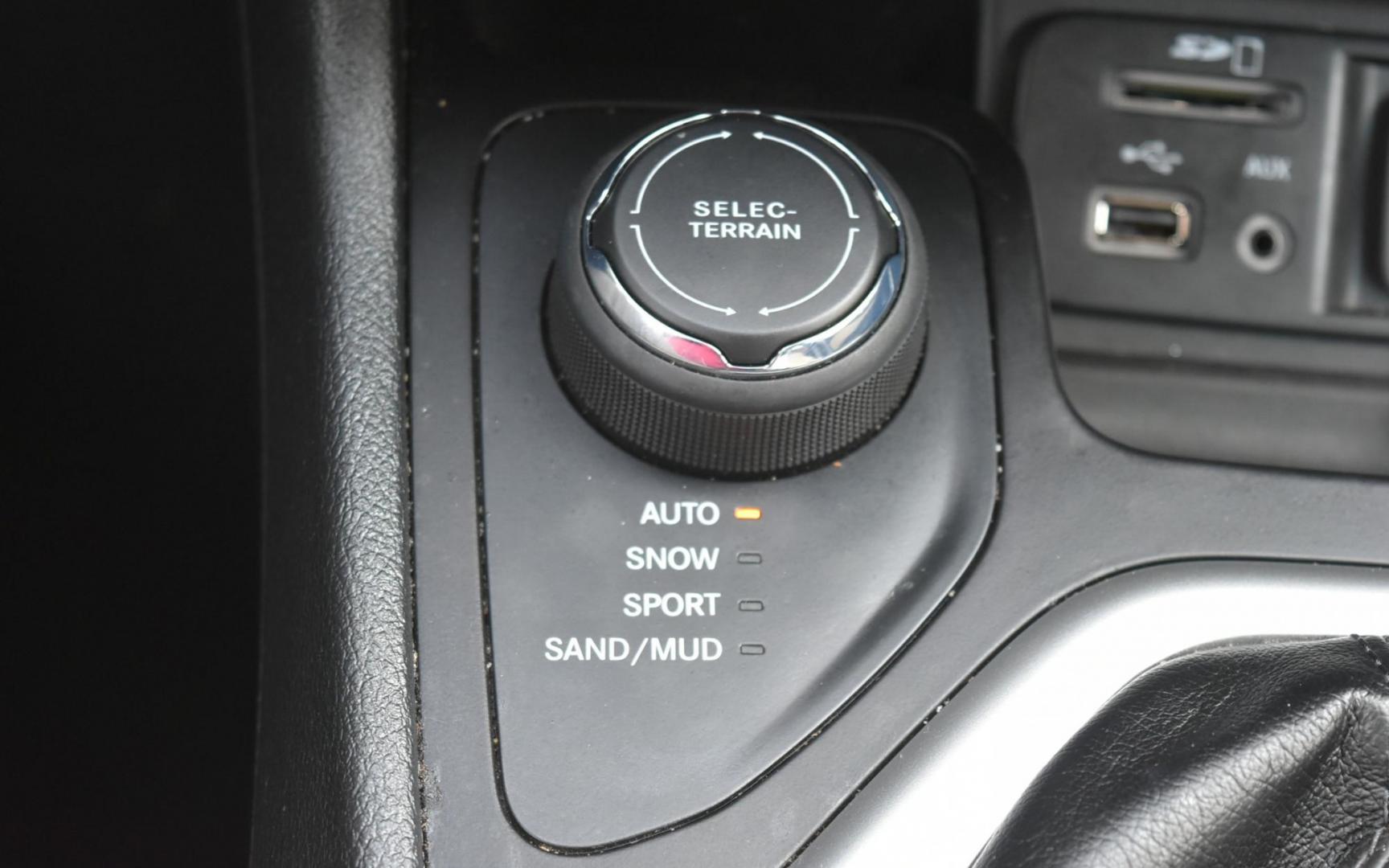 2016 White /Tan Jeep Cherokee Sport 4WD (1C4PJMAB2GW) with an 2.4L L4 DOHC 16V engine, 9-Speed Automatic transmission, located at 1600 E Hwy 44, Rapid City, SD, 57703, (605) 716-7878, 44.070232, -103.171410 - Photo#21
