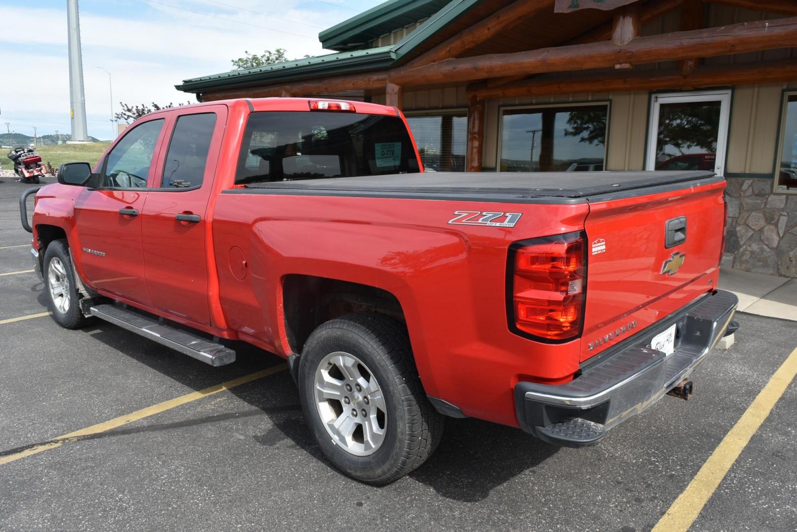 2014 Red /black Chevrolet Silverado 1500 1LT Double Cab 4WD (1GCVKREC1EZ) with an 5.3L V8 OHV 16V engine, 6-Speed Automatic transmission, located at 1600 E Hwy 44, Rapid City, SD, 57703, (605) 716-7878, 44.070232, -103.171410 - very nice local trade in, Double cab with 4 doors - Photo#6
