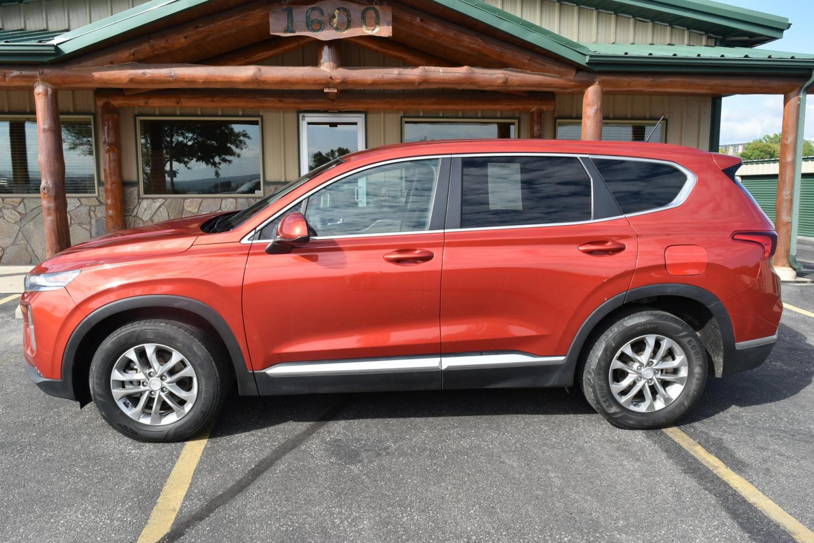 2020 Orange /Black Hyundai Santa Fe SE (5NMS2CAD7LH) with an 2.4L L4 DOHC 16V engine, 8-Speed Automatic w/ Overdrive transmission, located at 1600 E Hwy 44, Rapid City, SD, 57703, (605) 716-7878, 44.070232, -103.171410 - Photo#4