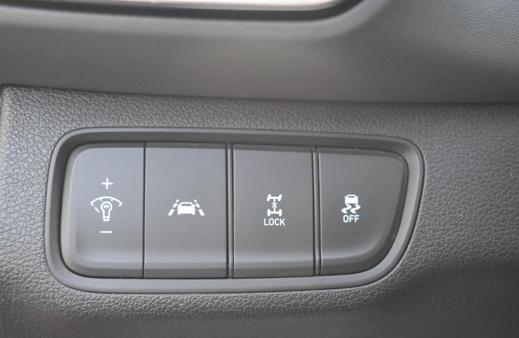 2020 Orange /Black Hyundai Santa Fe SE (5NMS2CAD7LH) with an 2.4L L4 DOHC 16V engine, 8-Speed Automatic w/ Overdrive transmission, located at 1600 E Hwy 44, Rapid City, SD, 57703, (605) 716-7878, 44.070232, -103.171410 - Photo#16