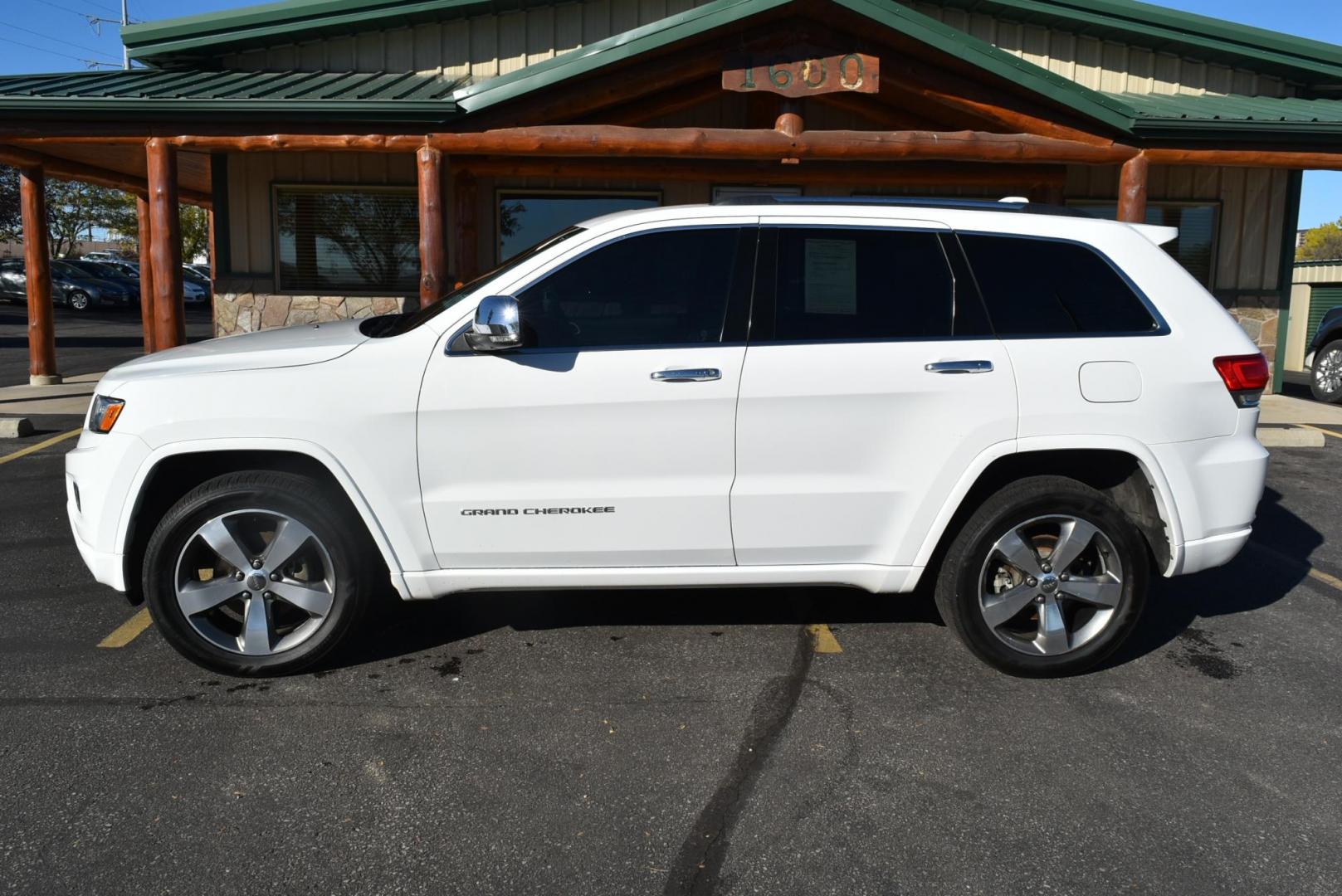 2015 White /Black Jeep Grand Cherokee Overland (1C4RJFCG8FC) with an 3.6L V6 DOHC 24V engine, 8-Speed Automatic transmission, located at 1600 E Hwy 44, Rapid City, SD, 57703, (605) 716-7878, 44.070232, -103.171410 - Photo#4