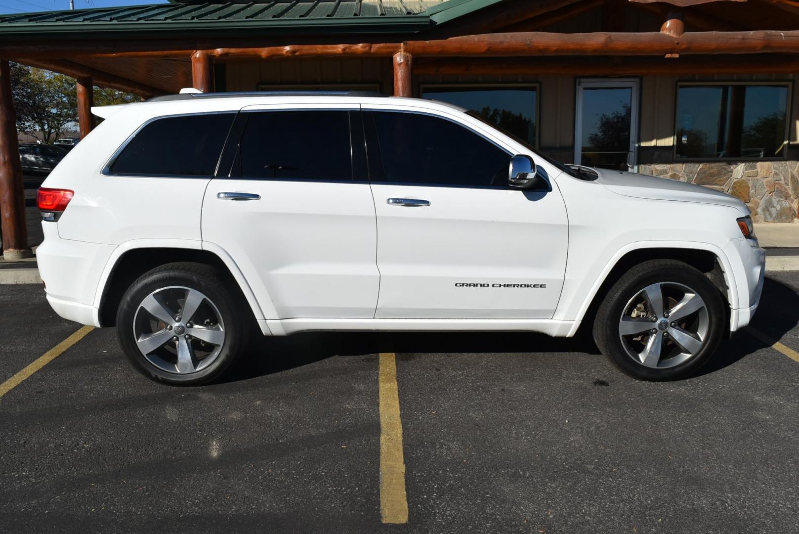 2015 White /Black Jeep Grand Cherokee Overland (1C4RJFCG8FC) with an 3.6L V6 DOHC 24V engine, 8-Speed Automatic transmission, located at 1600 E Hwy 44, Rapid City, SD, 57703, (605) 716-7878, 44.070232, -103.171410 - Photo#5