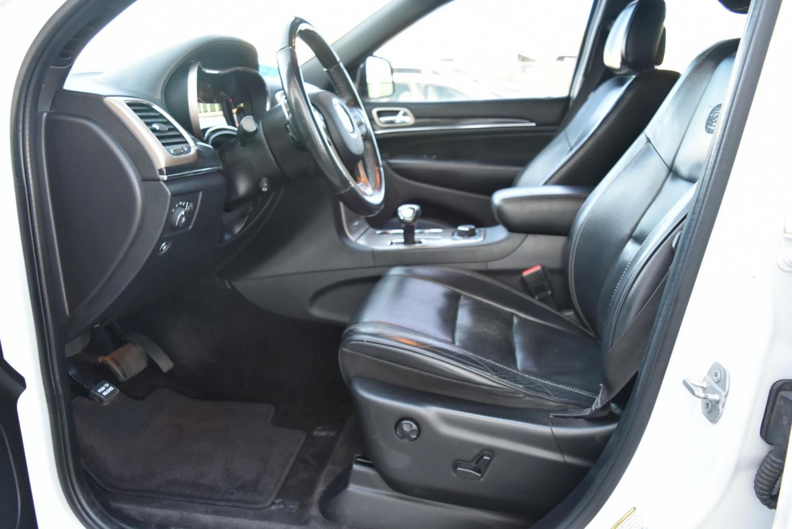 2015 White /Black Jeep Grand Cherokee Overland (1C4RJFCG8FC) with an 3.6L V6 DOHC 24V engine, 8-Speed Automatic transmission, located at 1600 E Hwy 44, Rapid City, SD, 57703, (605) 716-7878, 44.070232, -103.171410 - Photo#9