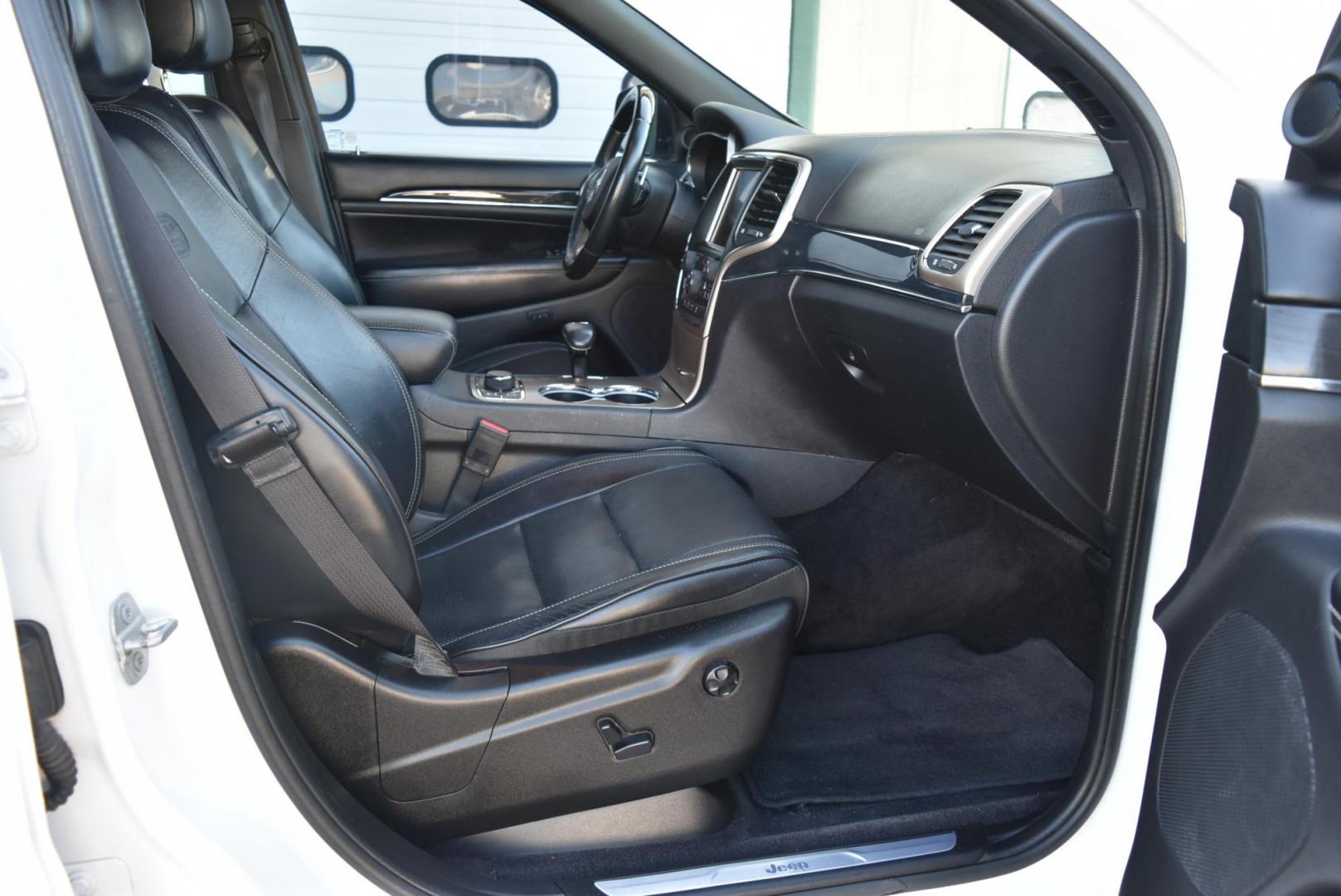 2015 White /Black Jeep Grand Cherokee Overland (1C4RJFCG8FC) with an 3.6L V6 DOHC 24V engine, 8-Speed Automatic transmission, located at 1600 E Hwy 44, Rapid City, SD, 57703, (605) 716-7878, 44.070232, -103.171410 - Photo#10