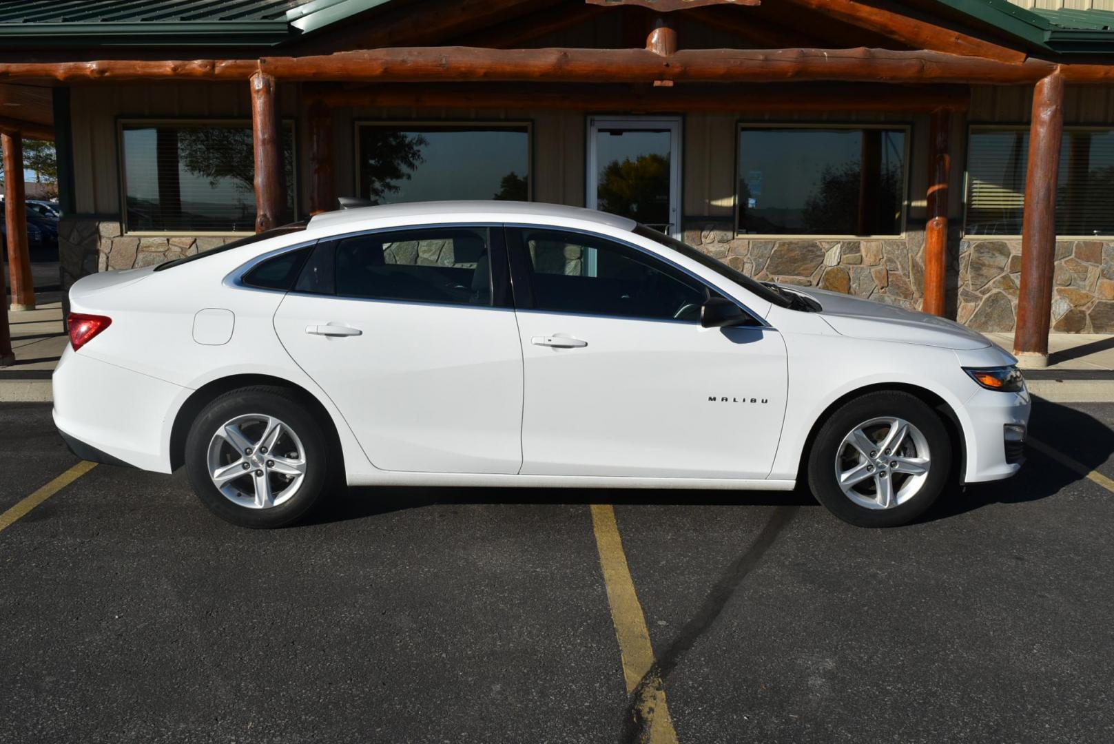 2020 White /Black Chevrolet Malibu 1FL (1G1ZC5ST8LF) with an 1.5L L4 DOHC 16V engine, 6-Speed Automatic transmission, located at 1600 E Hwy 44, Rapid City, SD, 57703, (605) 716-7878, 44.070232, -103.171410 - Photo#5