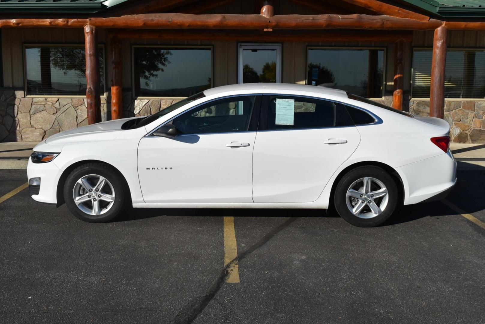 2020 White /Black Chevrolet Malibu 1FL (1G1ZC5ST8LF) with an 1.5L L4 DOHC 16V engine, 6-Speed Automatic transmission, located at 1600 E Hwy 44, Rapid City, SD, 57703, (605) 716-7878, 44.070232, -103.171410 - Photo#4