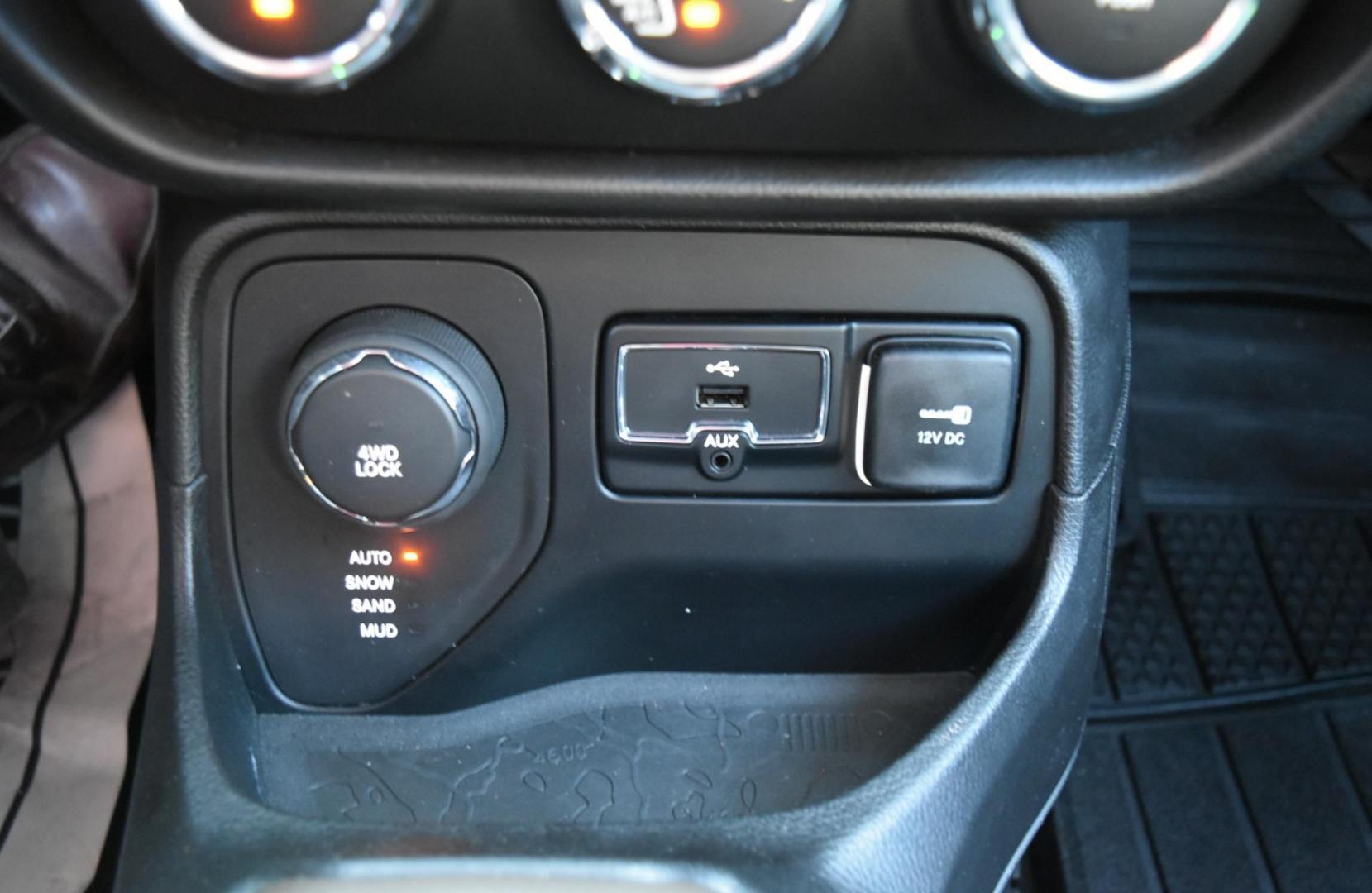 2017 White /Black Jeep Renegade Latitude (ZACCJBBB0HP) with an 2.4L L4 DOHC 16V engine, Automatic transmission, located at 1600 E Hwy 44, Rapid City, SD, 57703, (605) 716-7878, 44.070232, -103.171410 - Photo#21