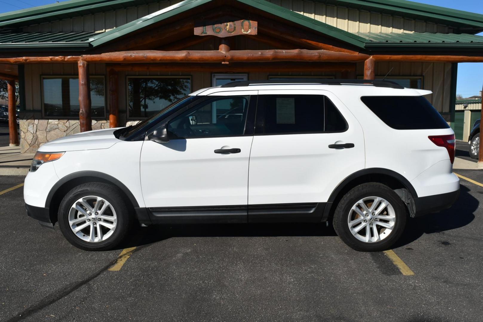 2015 White /TAN Ford Explorer Base (1FM5K8B89FG) with an 3.5L TI-VCT V6 engine, 6-Speed Selectshift Automatic transmission, located at 1600 E Hwy 44, Rapid City, SD, 57703, (605) 716-7878, 44.070232, -103.171410 - Photo#4