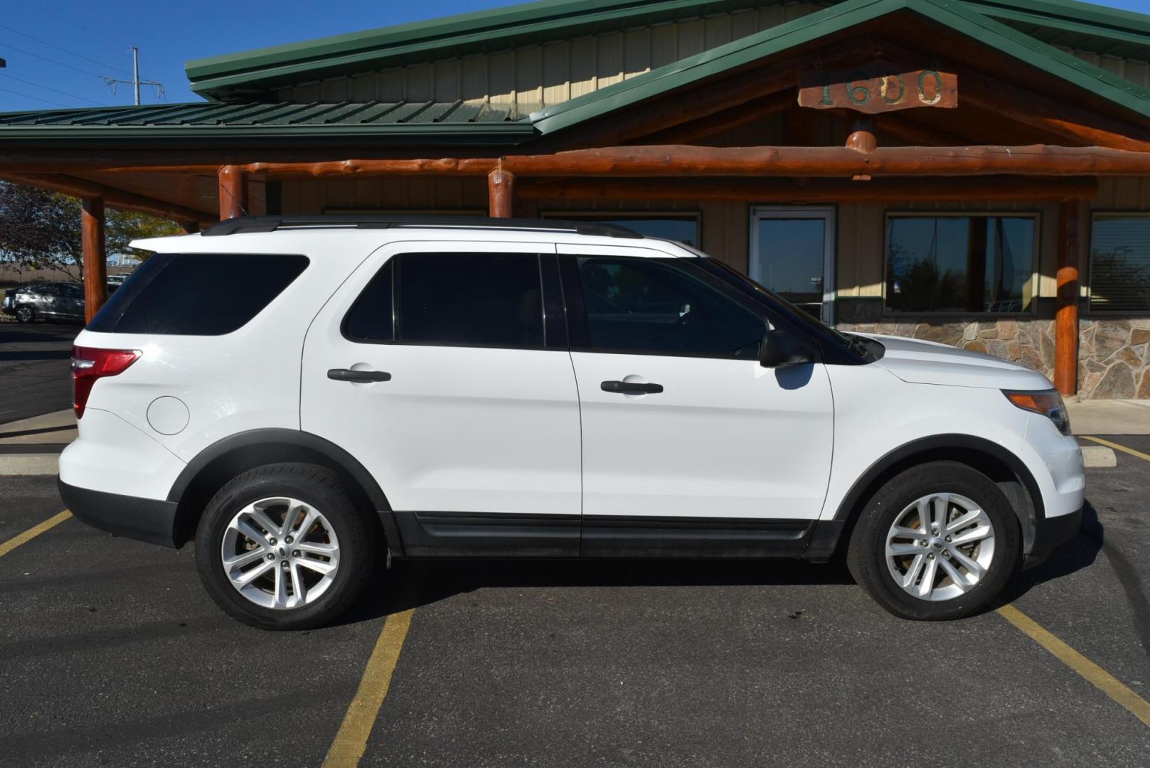 2015 White /TAN Ford Explorer Base (1FM5K8B89FG) with an 3.5L TI-VCT V6 engine, 6-Speed Selectshift Automatic transmission, located at 1600 E Hwy 44, Rapid City, SD, 57703, (605) 716-7878, 44.070232, -103.171410 - Photo#5