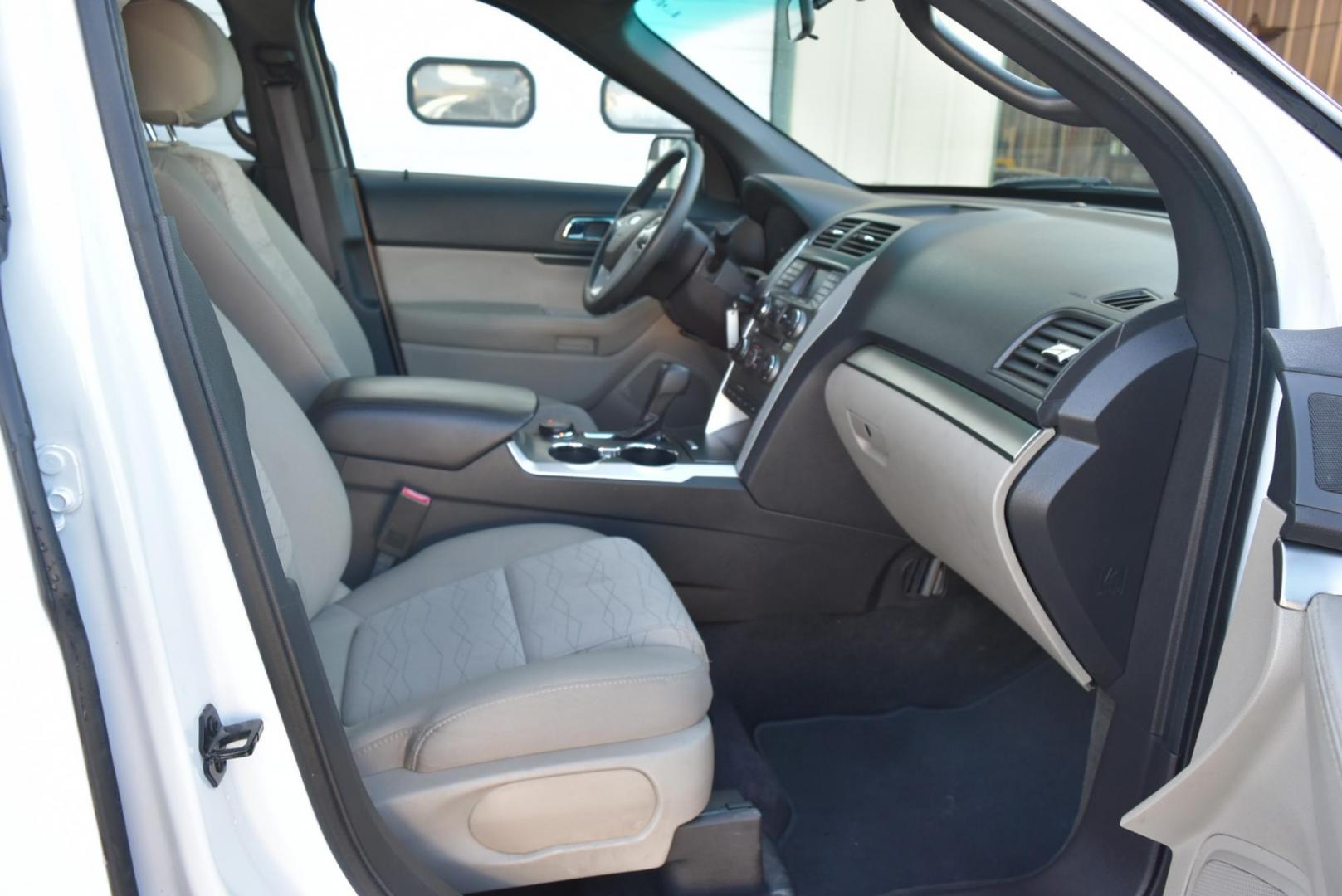 2015 White /TAN Ford Explorer Base (1FM5K8B89FG) with an 3.5L TI-VCT V6 engine, 6-Speed Selectshift Automatic transmission, located at 1600 E Hwy 44, Rapid City, SD, 57703, (605) 716-7878, 44.070232, -103.171410 - Photo#10