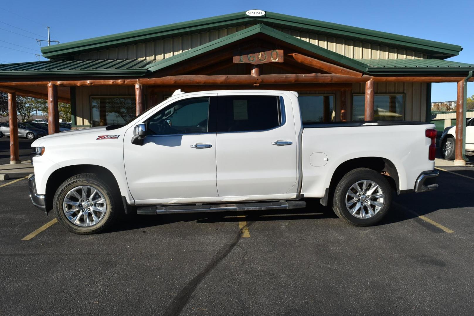 2022 White /gray Chevrolet Silverado 1500 LTZ (3GCUYGED2NG) with an 5.3L ECOTEC3 V8 engine, 10-Speed Automatic transmission, located at 1600 E Hwy 44, Rapid City, SD, 57703, (605) 716-7878, 44.070232, -103.171410 - Photo#4
