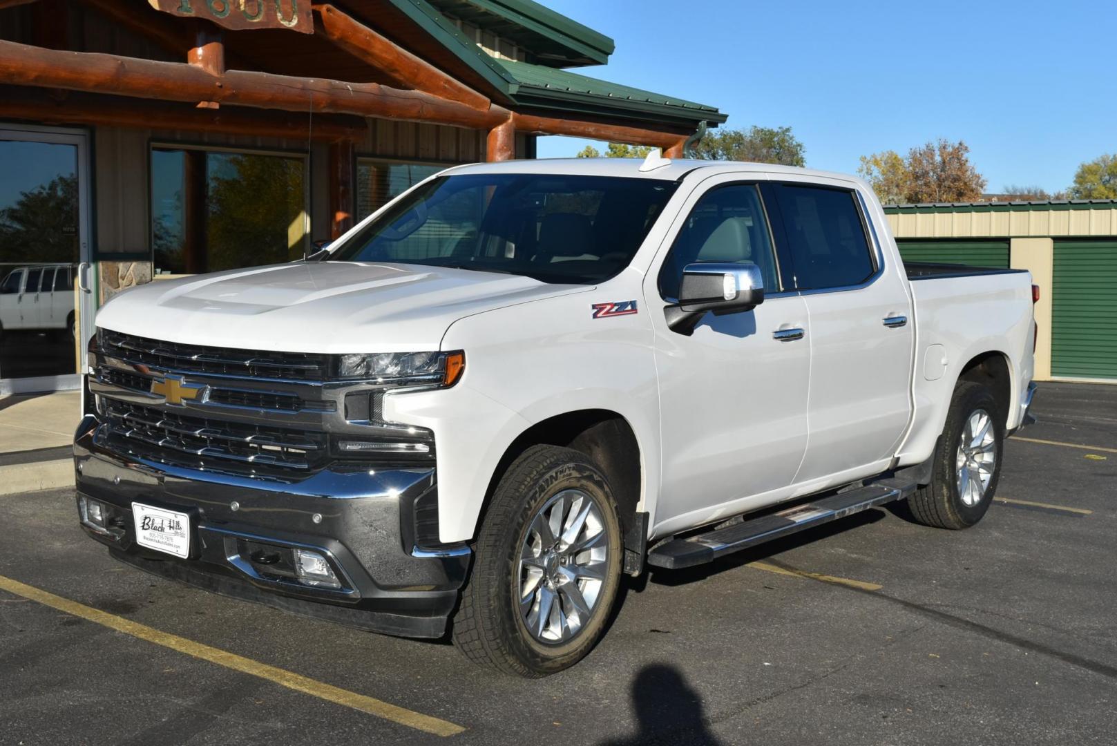 2022 White /gray Chevrolet Silverado 1500 LTZ (3GCUYGED2NG) with an 5.3L ECOTEC3 V8 engine, 10-Speed Automatic transmission, located at 1600 E Hwy 44, Rapid City, SD, 57703, (605) 716-7878, 44.070232, -103.171410 - Photo#3