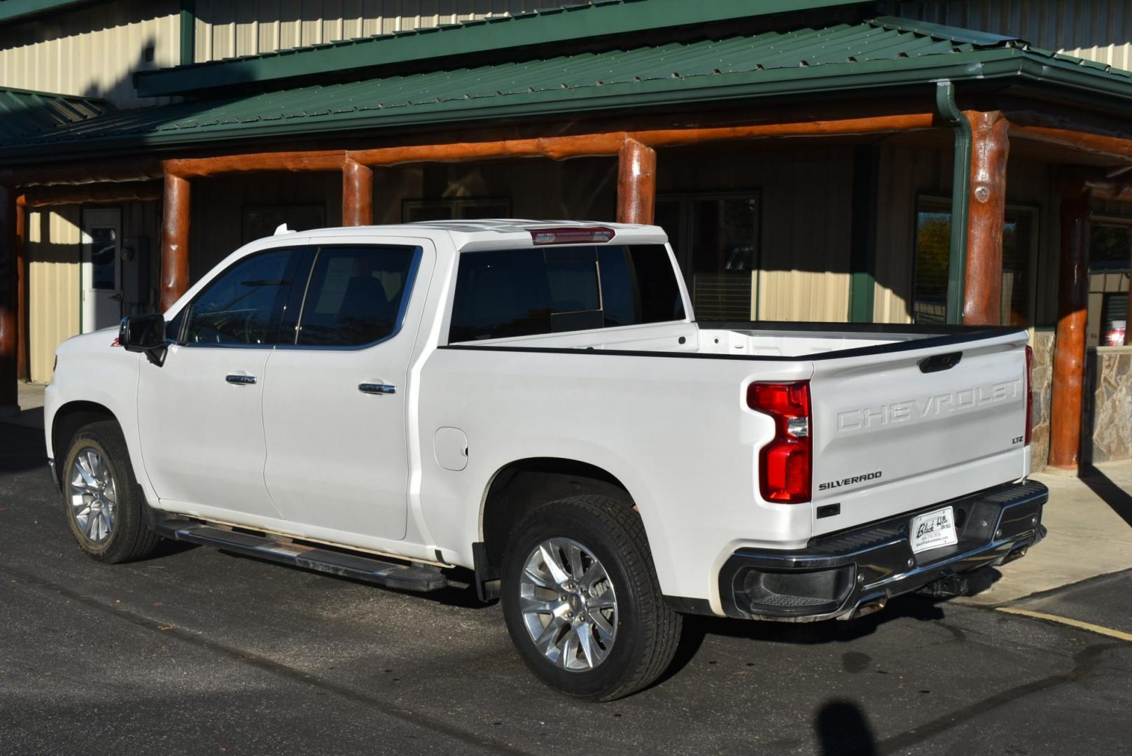 2022 White /gray Chevrolet Silverado 1500 LTZ (3GCUYGED2NG) with an 5.3L ECOTEC3 V8 engine, 10-Speed Automatic transmission, located at 1600 E Hwy 44, Rapid City, SD, 57703, (605) 716-7878, 44.070232, -103.171410 - Photo#6